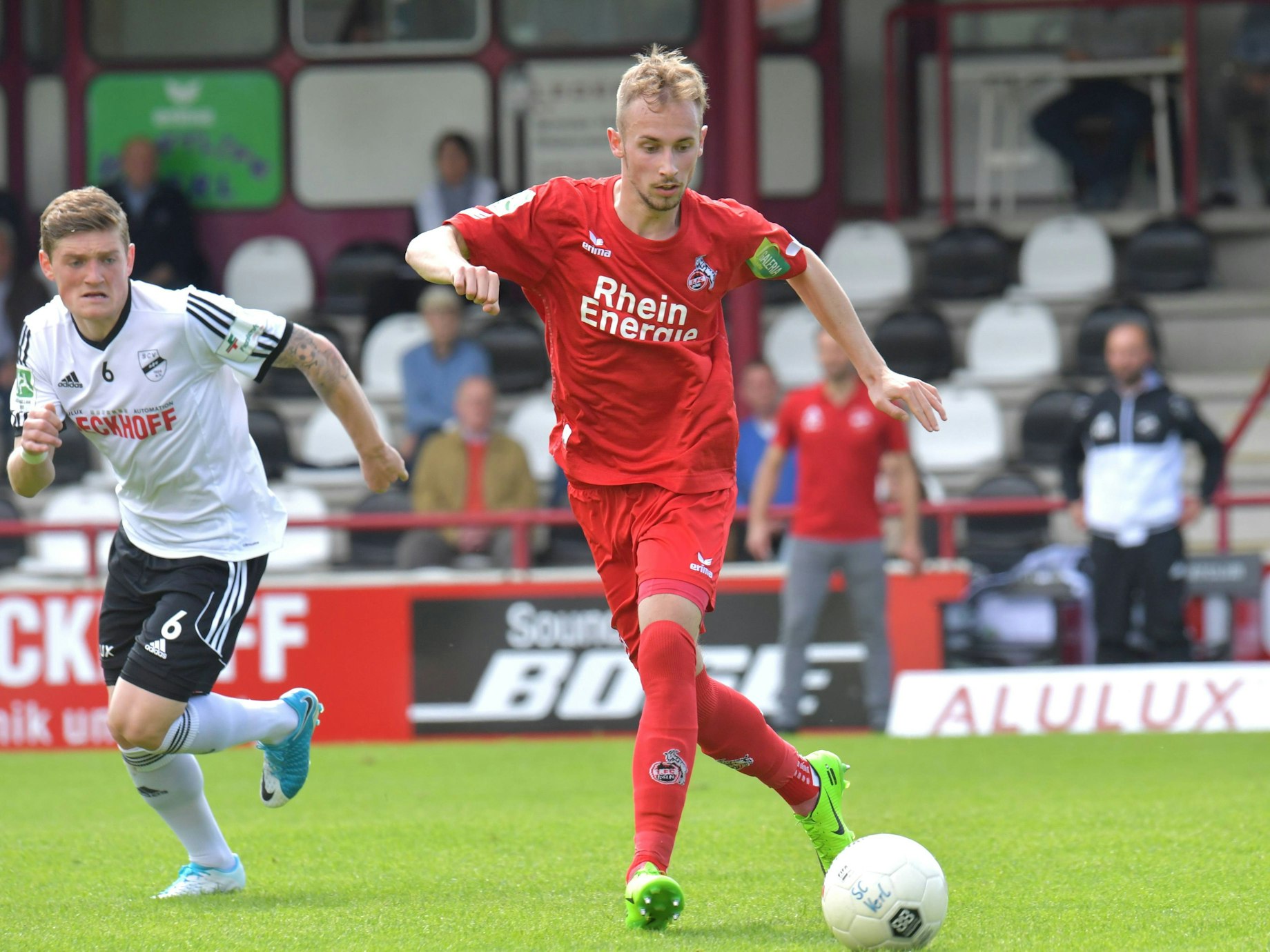 Marco Ban im FC-Trikot am Ball.