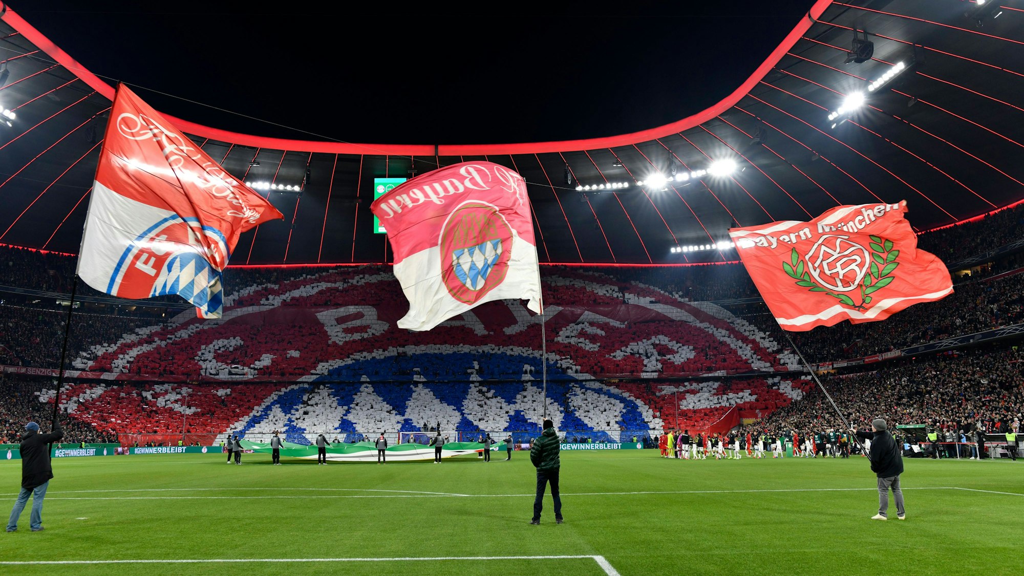 Die Fans des FC Bayern zeigen im DFB-Pokal auf der Tribüne eine Choreographie.