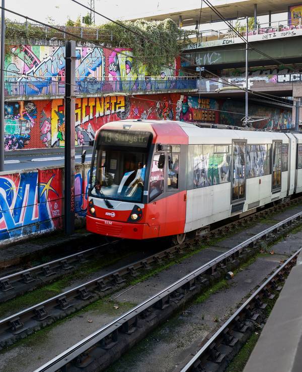 Eine KVB-Bahn an der Haltestelle Geldernstraße/Parkgürtel