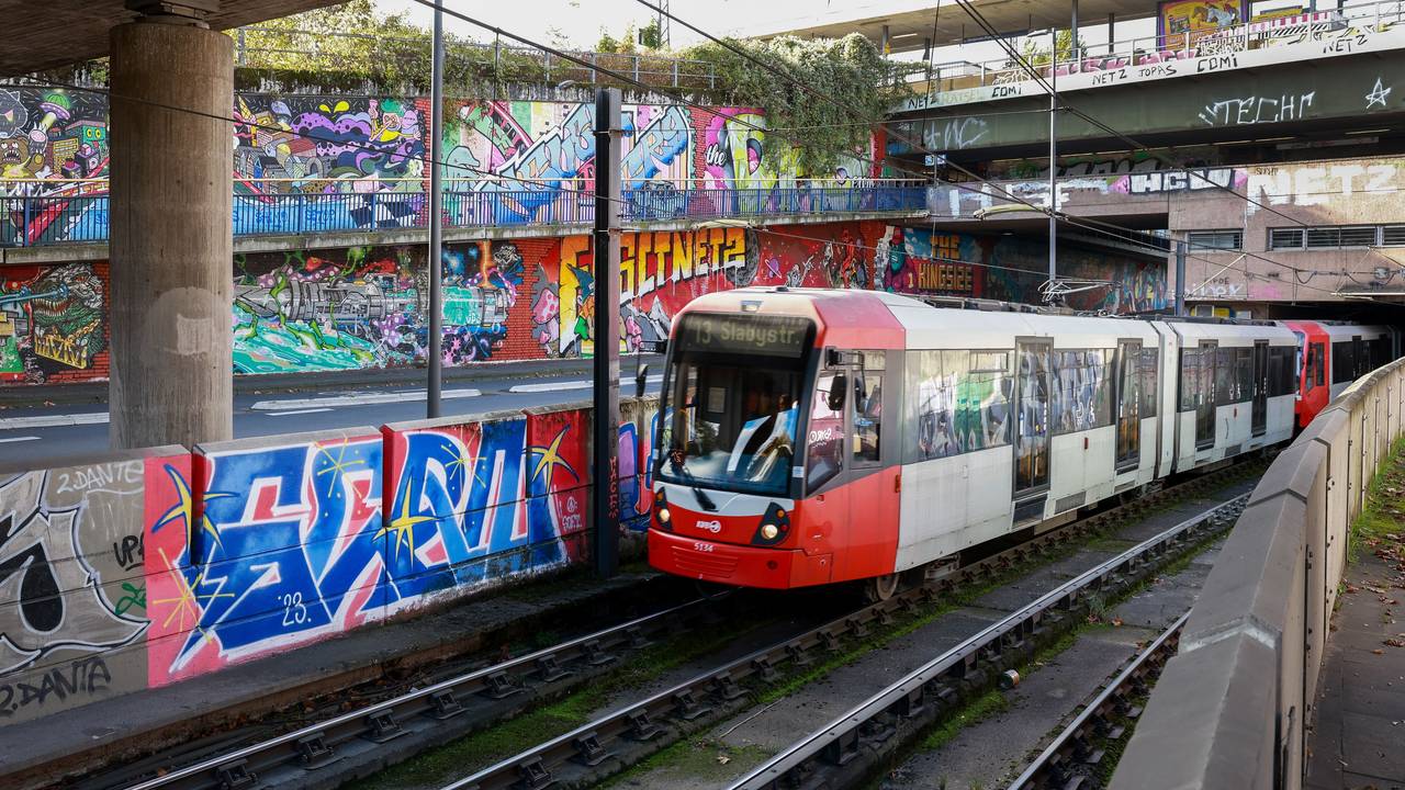 Eine KVB-Bahn an der Haltestelle Geldernstraße/Parkgürtel