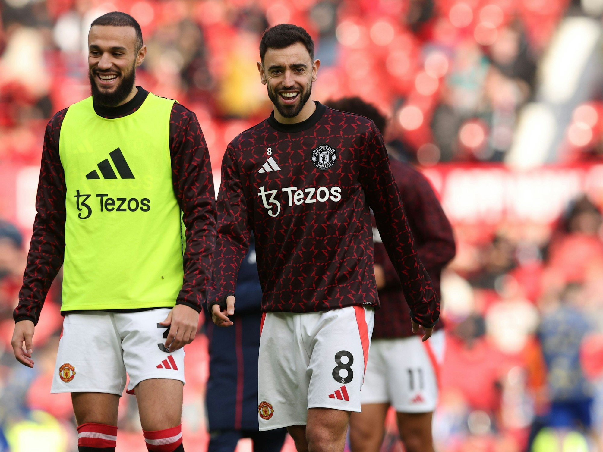 Noussair Mazraoui und Bruno Fernandes lachen beim Warmmachen.