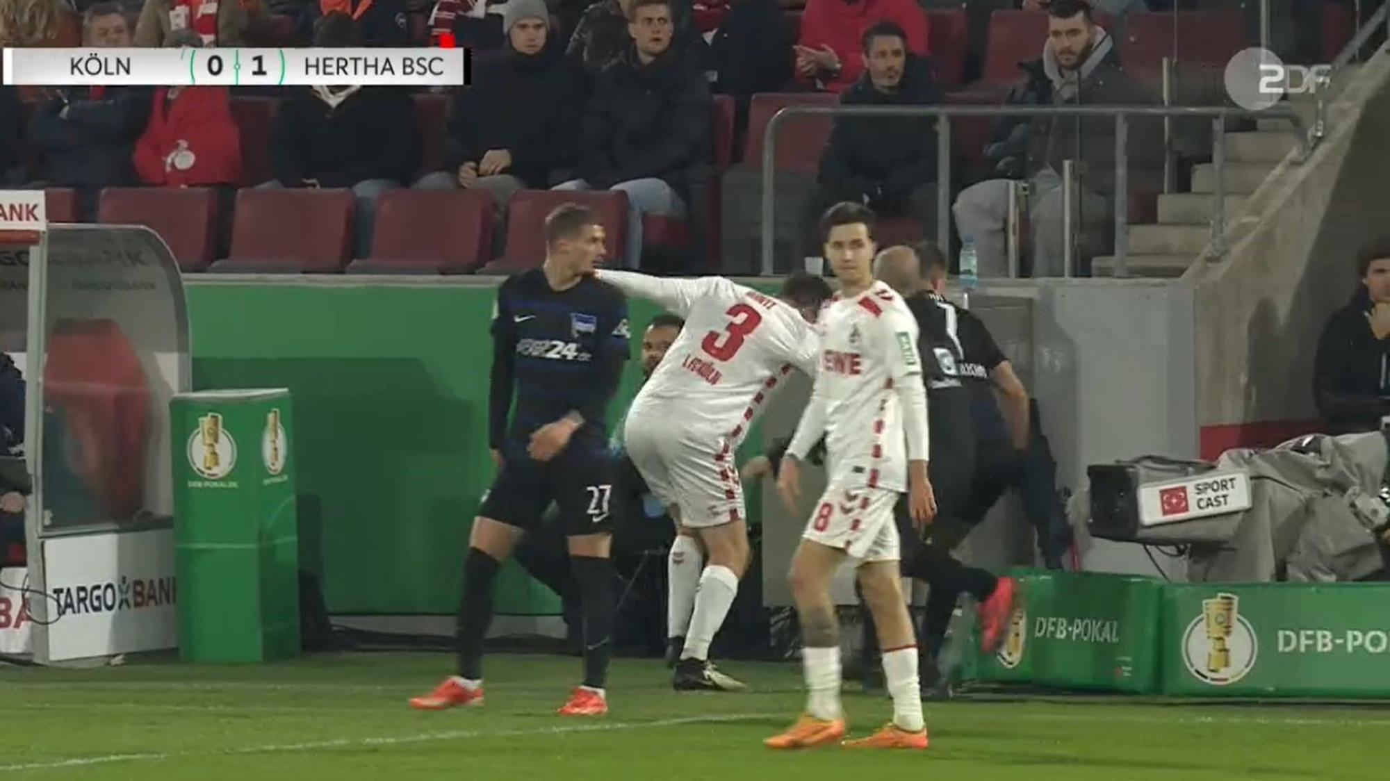 Dominique Heintz und Florian Niederlechner geraten beim Spiel im DFB-Pokal zwischen dem 1. FC Köln und Hertha BSC aneinander.