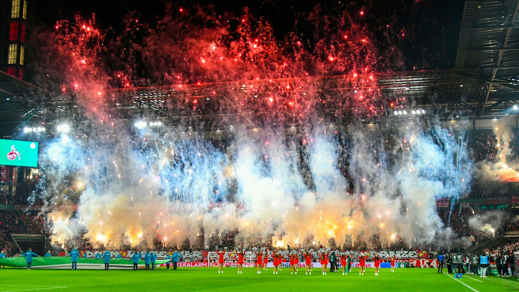 Die FC-Fans brennen vor dem Pokal-Achtelfinale gegen Hertha BSC ein Feuerwerk ab.