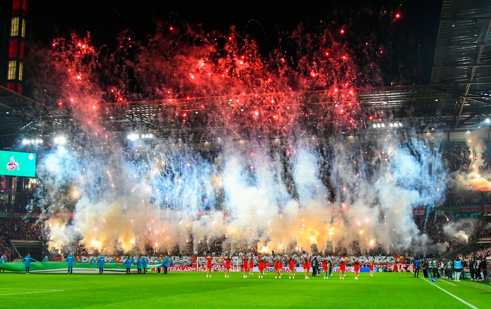 Irre Pyro-Show im Pokal: FC Köln droht wieder Mega-Strafe vom DFB | Express