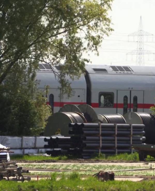 Ein Zug steht auf einem Gleis nach einem schweren Unfall in Hürth mit zwei toten DB-Mitarbeitern.