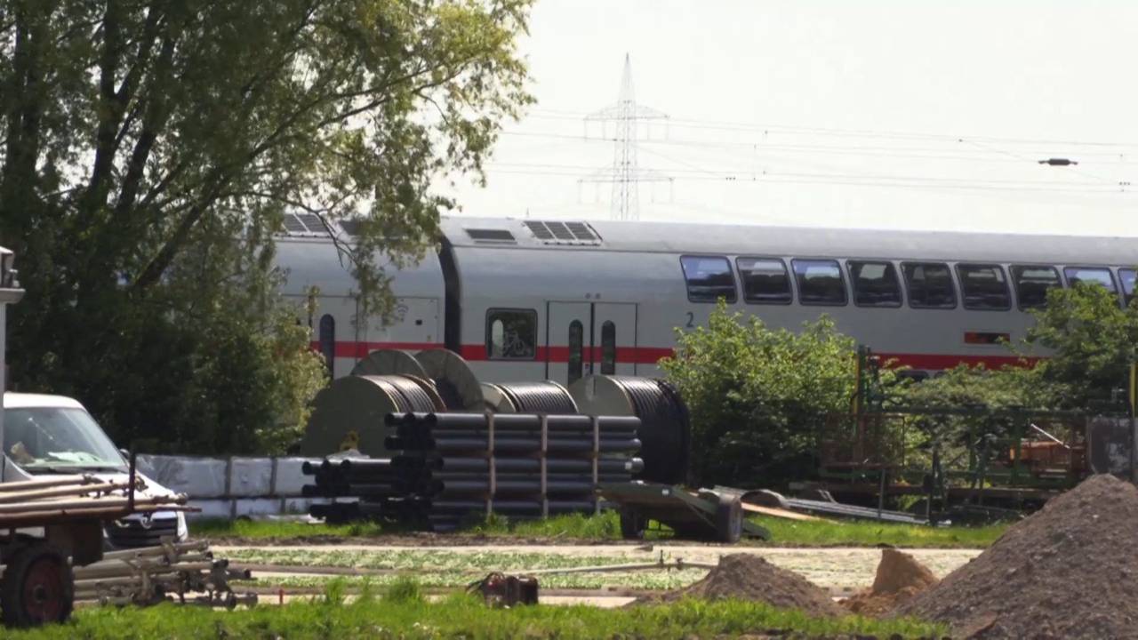 Ein Zug steht auf einem Gleis nach einem schweren Unfall in Hürth mit zwei toten DB-Mitarbeitern.