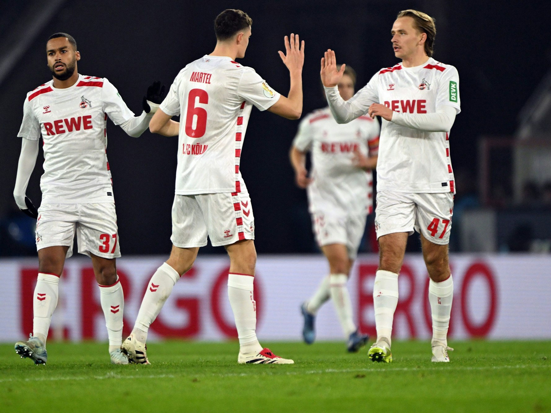 Kölns Linton Maina (l-r), Eric Martel und Mathias Olesen bejubeln das Tor zum 1:1.