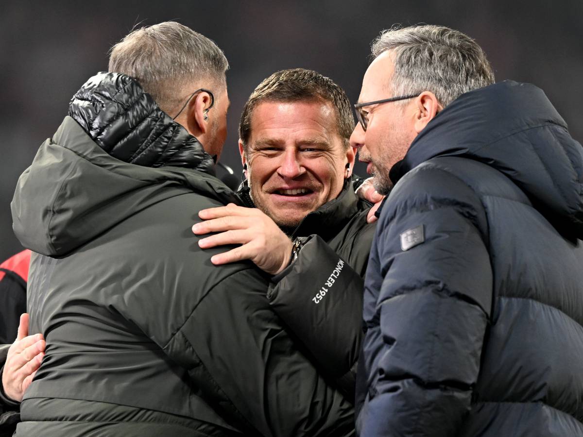 Max Eberl umarmt den TV-Experten Stefan Kuntz, Matthias Opdenhövel steht daneben.