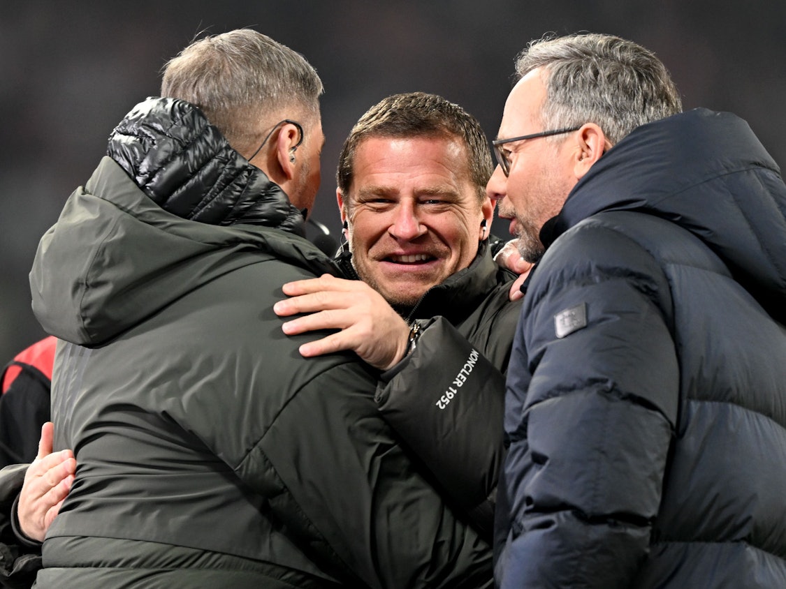 Max Eberl umarmt den TV-Experten Stefan Kuntz, Matthias Opdenhövel steht daneben.