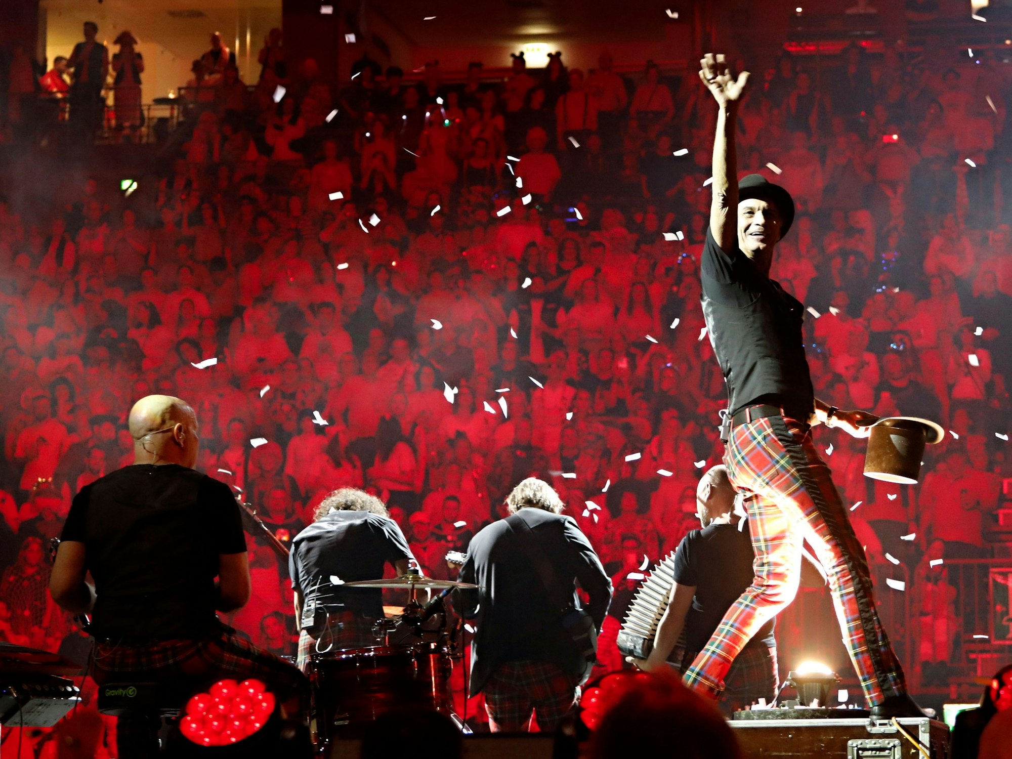 Peter Brings von der Band „Brings“ steht auf der Bühne.