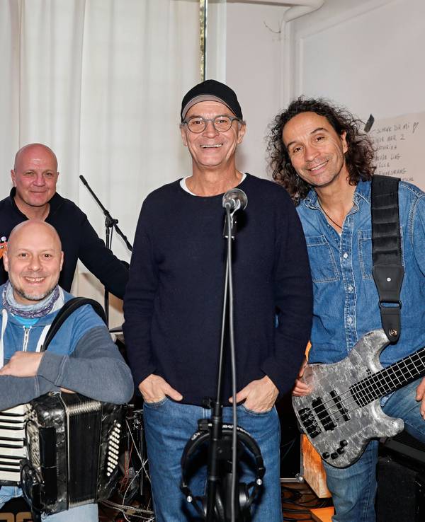 Die Band Brings in ihrem Proberaum.