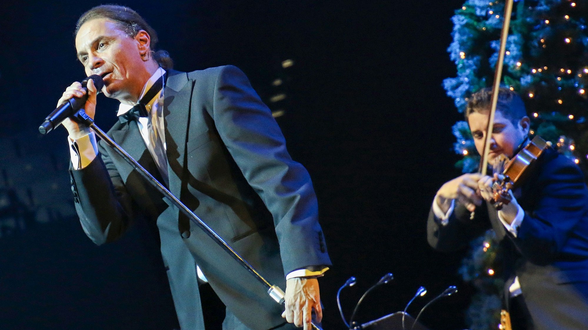 Der Musiker Peter Brings steht auf der Bühne.