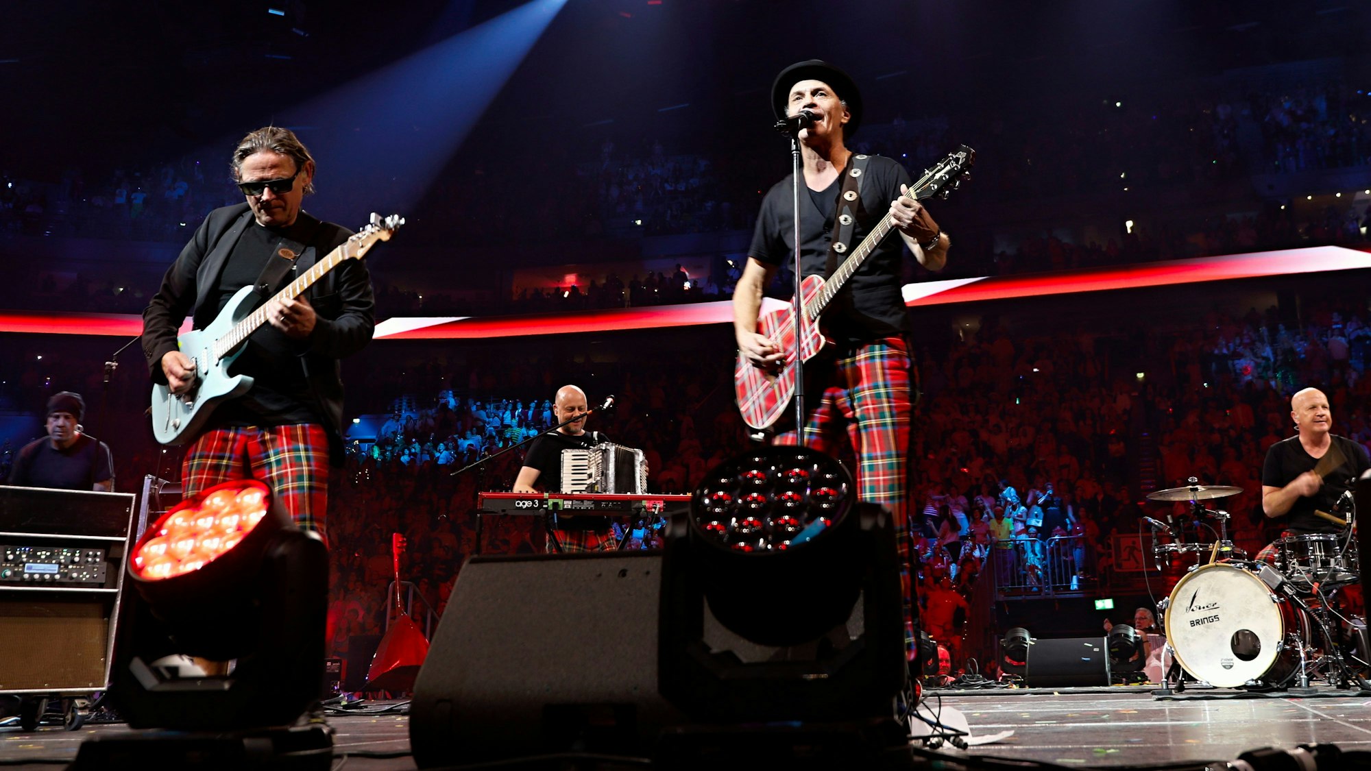 Die Band Brings steht auf der Bühne.