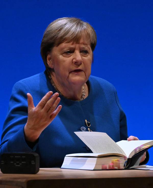 Ex-Kanzlerin Angela Merkel sitzt auf der Bühne des Theaters in Stralsund bei der Vorstellung ihres Buchs „Freiheit. Erinnerungen 1954 - 2021“.