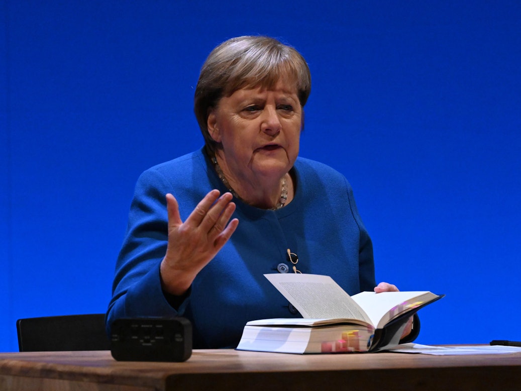Ex-Kanzlerin Angela Merkel sitzt auf der Bühne des Theaters in Stralsund bei der Vorstellung ihres Buchs „Freiheit. Erinnerungen 1954 - 2021“.