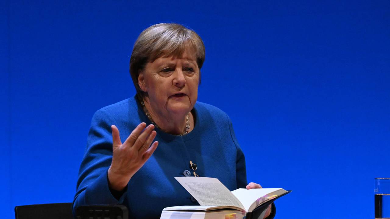 Ex-Kanzlerin Angela Merkel sitzt auf der Bühne des Theaters in Stralsund bei der Vorstellung ihres Buchs „Freiheit. Erinnerungen 1954 - 2021“.