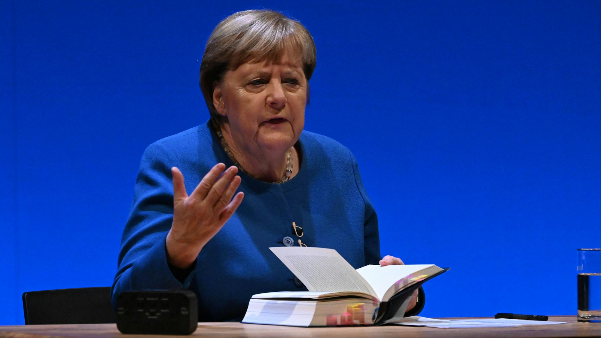 Ex-Kanzlerin Angela Merkel sitzt auf der Bühne des Theaters in Stralsund bei der Vorstellung ihres Buchs „Freiheit. Erinnerungen 1954 - 2021“.