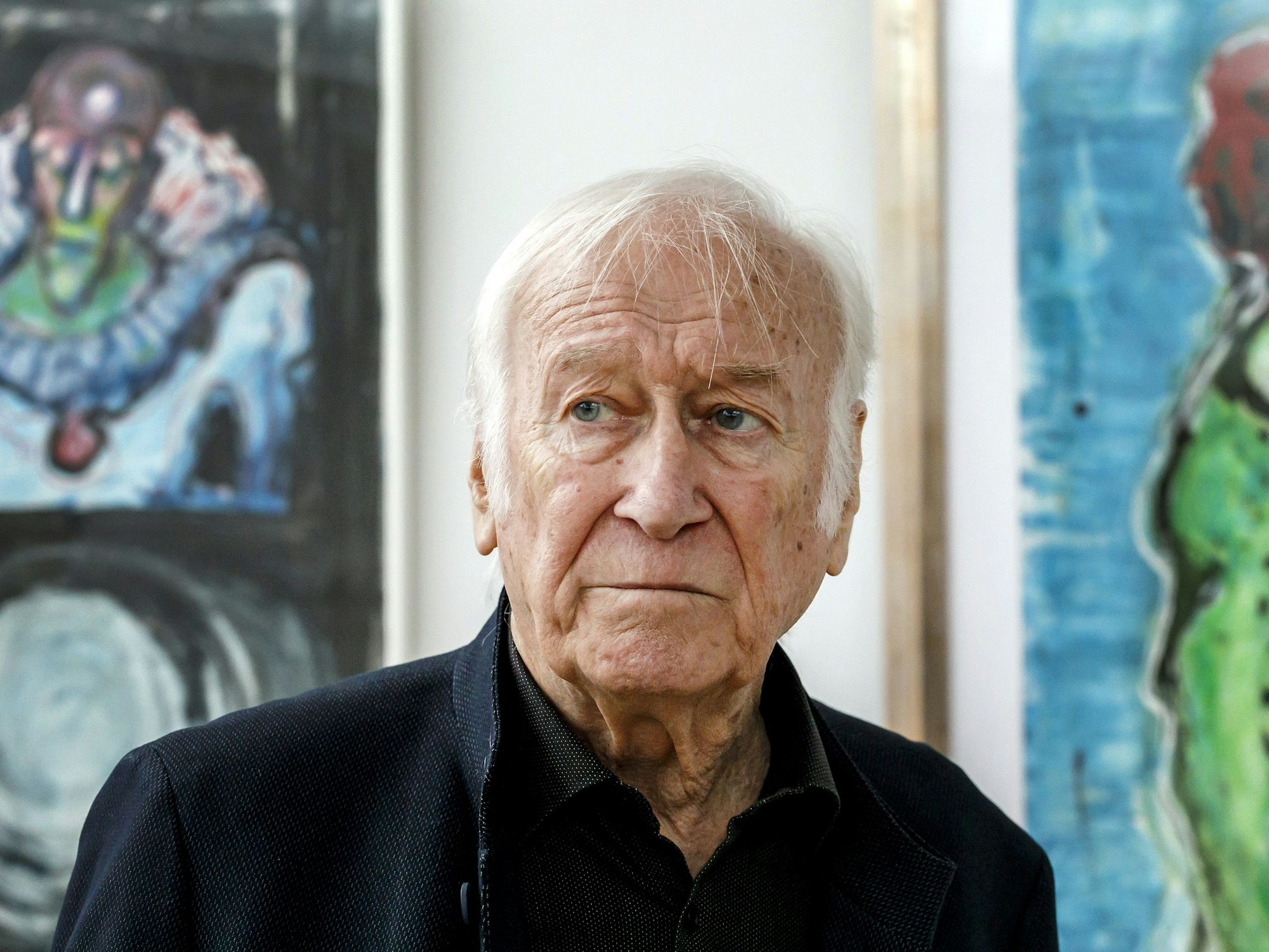 Milan Sladek schaut an der Kamera vorbei.