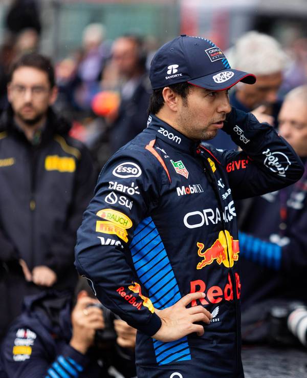 Max Verstappen im Gespräch mit Sergio Perez.