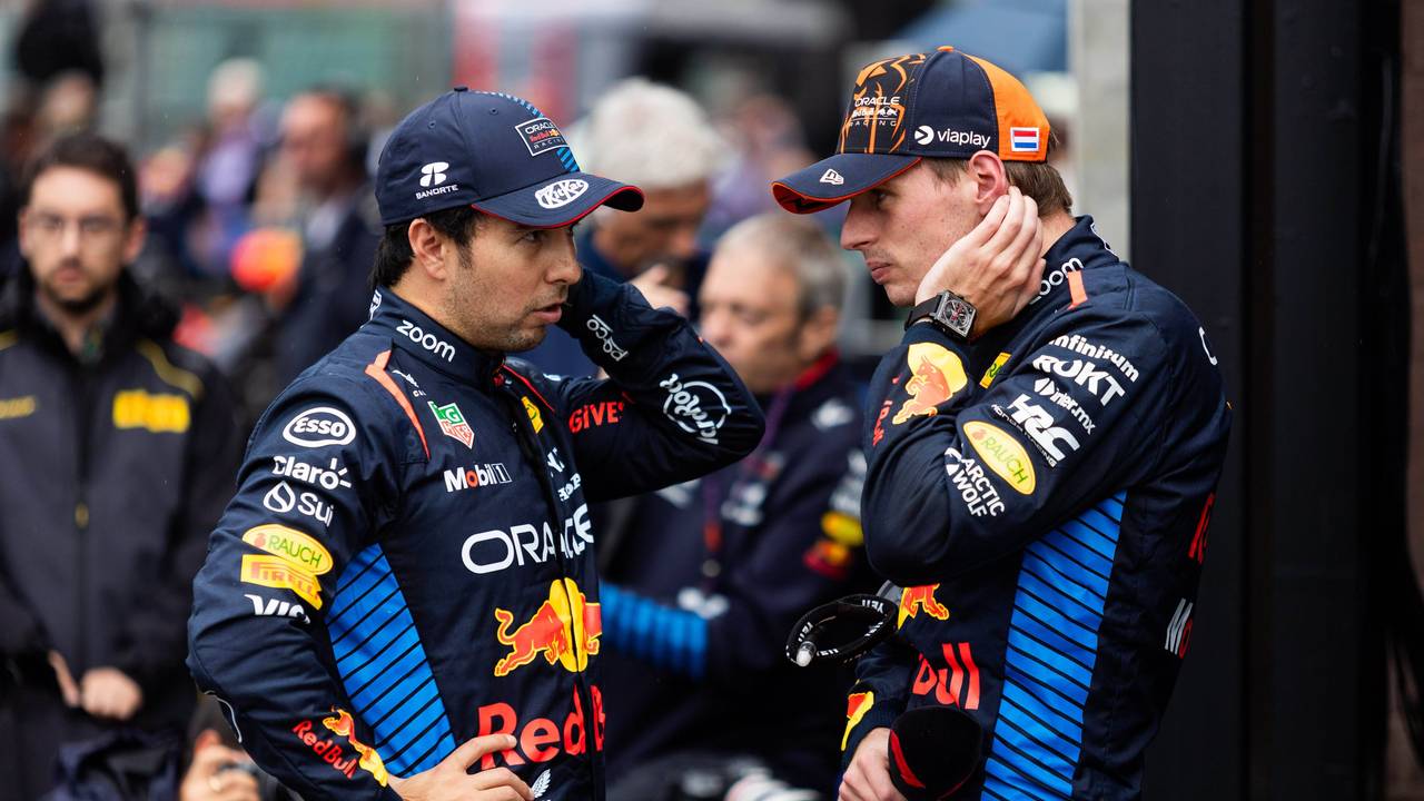 Max Verstappen im Gespräch mit Sergio Perez.