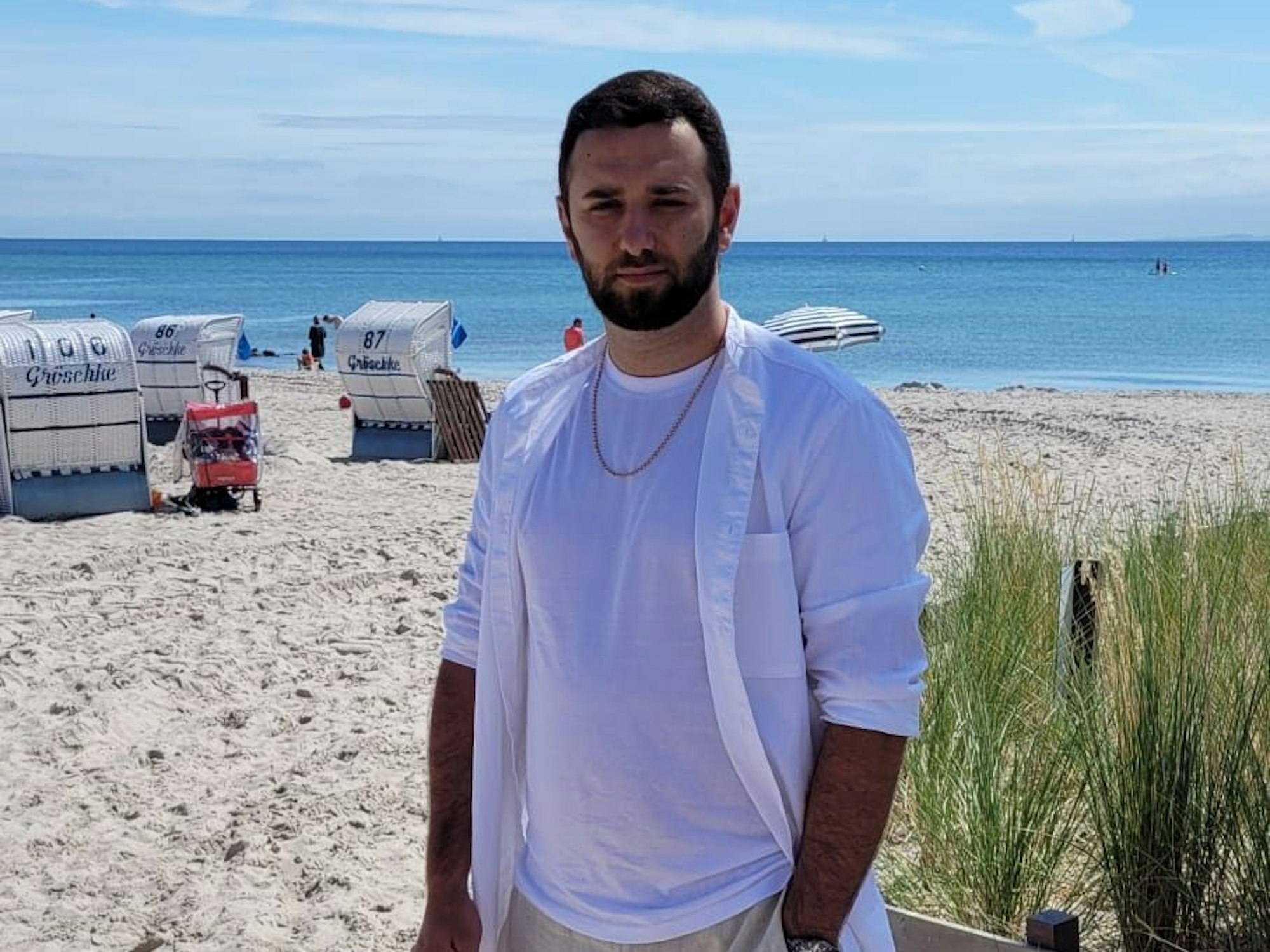 Giuseppe P. steht am Strand.