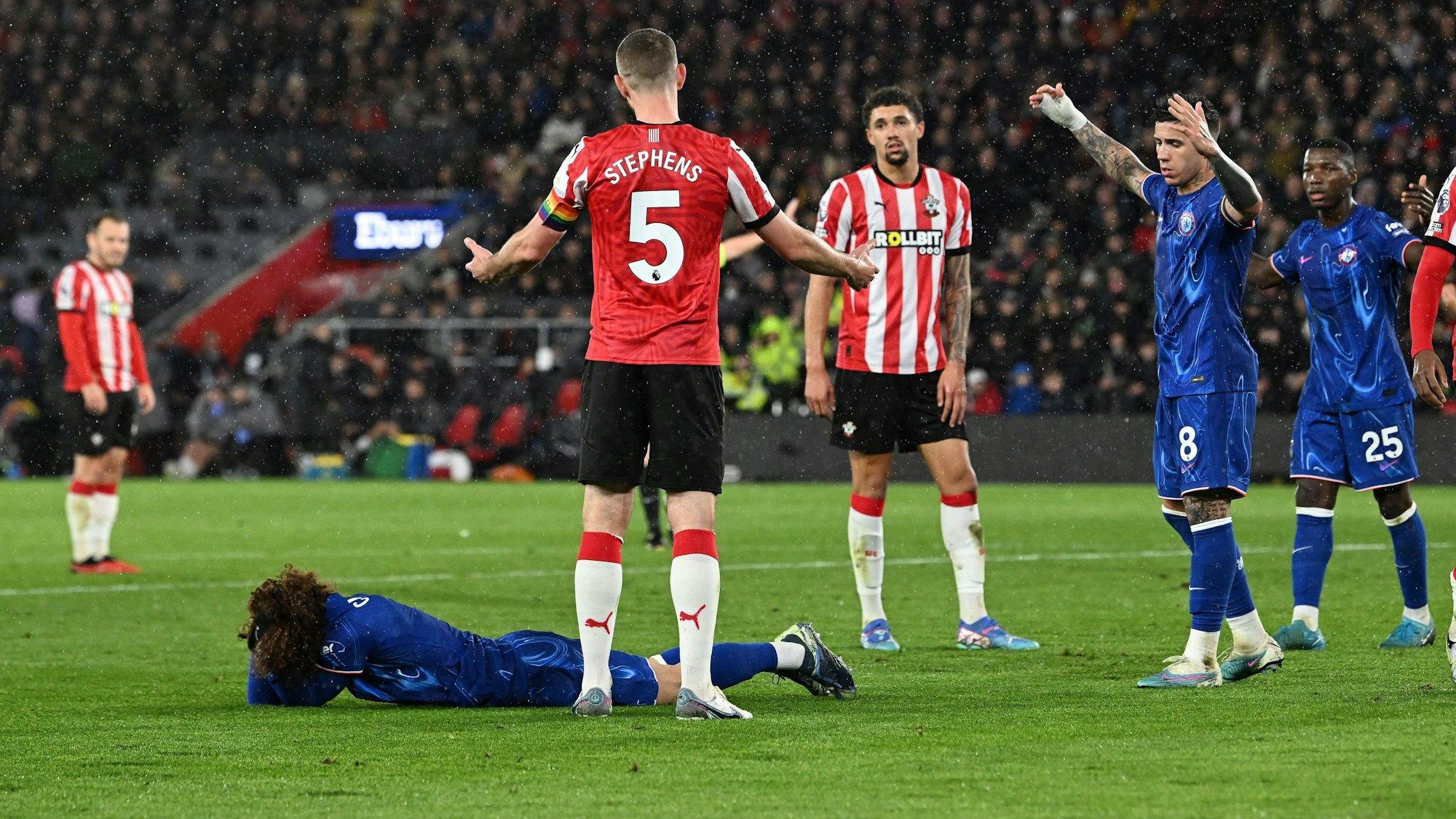 Marc Cucurella liegt nach einem Foul am Boden, Gegenspieler Jack Stephens gestikuliert.