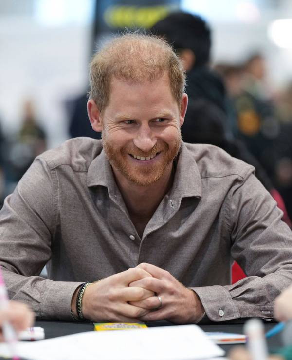 Der britische Prinz Harry, der Herzog von Sussex, spricht mit Schülern der Shaughnessy-Grundschule während einer Veranstaltung zum Start des Schulprogramms der Invictus Games.