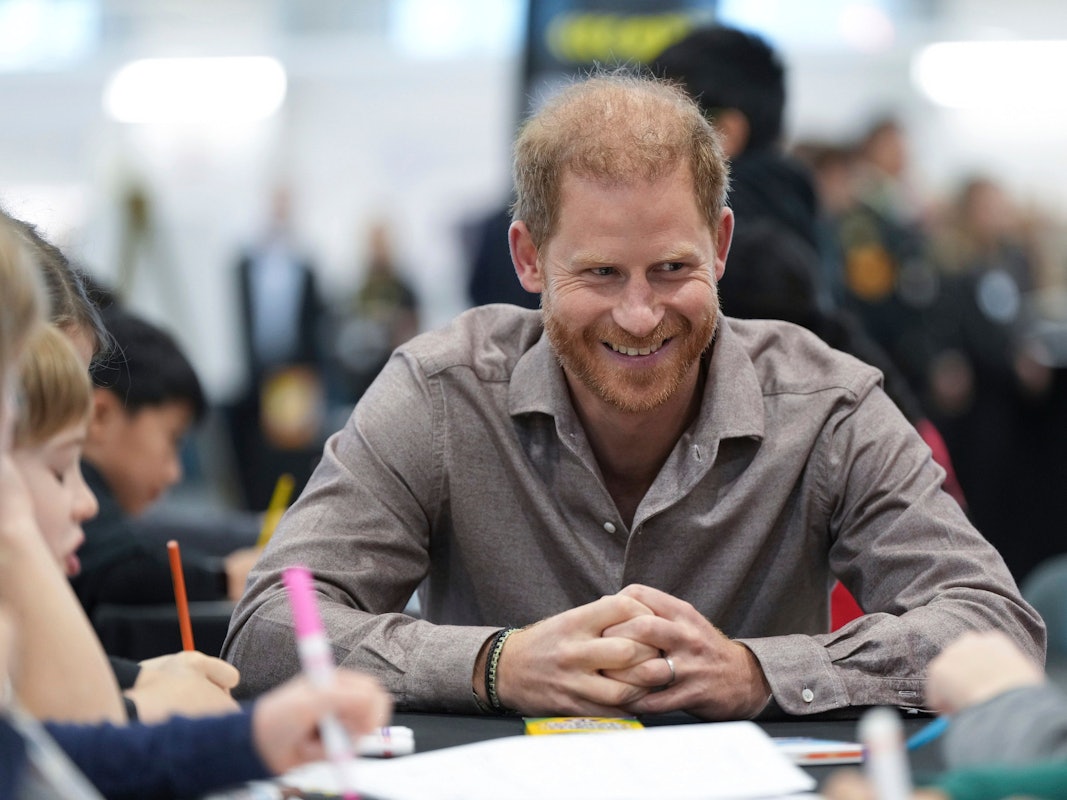 Der britische Prinz Harry, der Herzog von Sussex, spricht mit Schülern der Shaughnessy-Grundschule während einer Veranstaltung zum Start des Schulprogramms der Invictus Games.