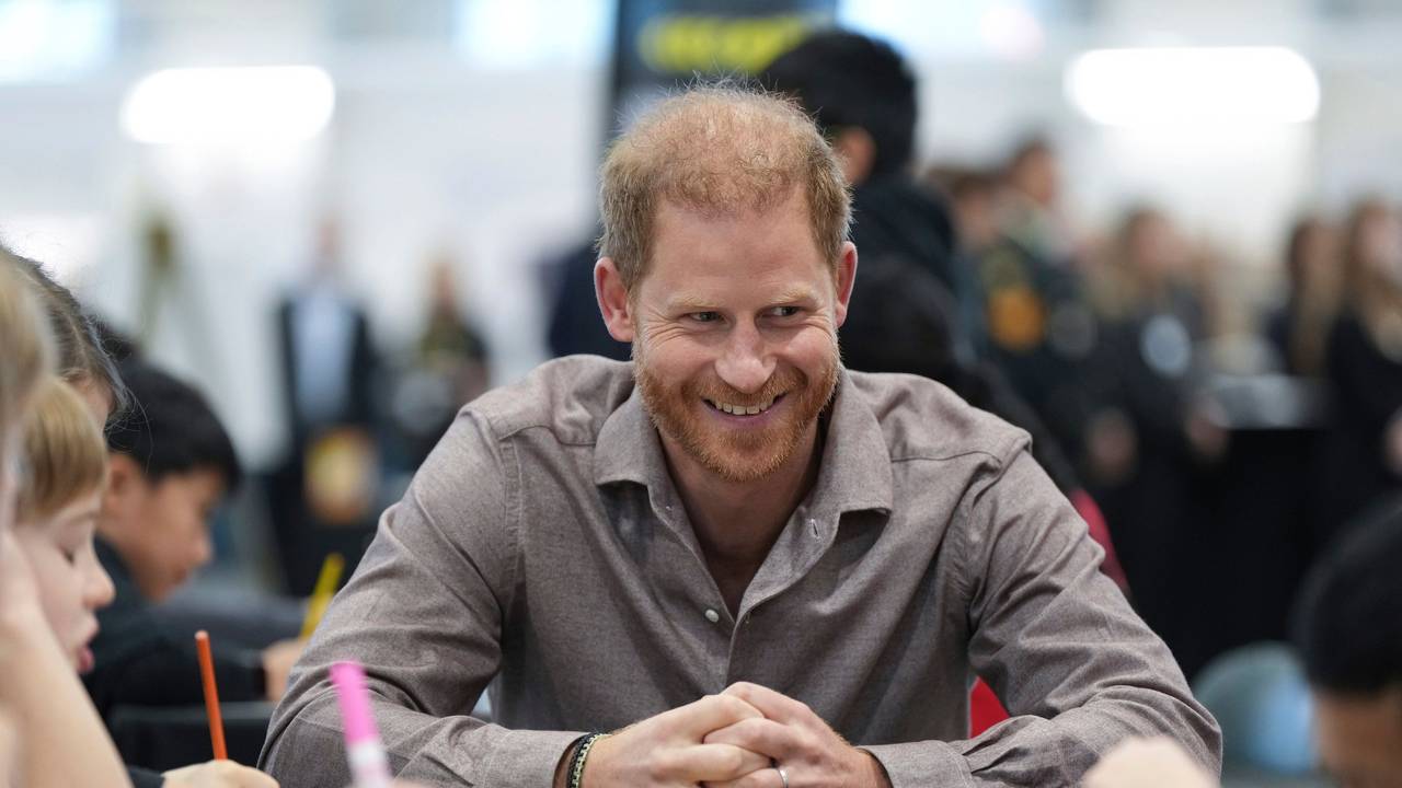 Der britische Prinz Harry, der Herzog von Sussex, spricht mit Schülern der Shaughnessy-Grundschule während einer Veranstaltung zum Start des Schulprogramms der Invictus Games.
