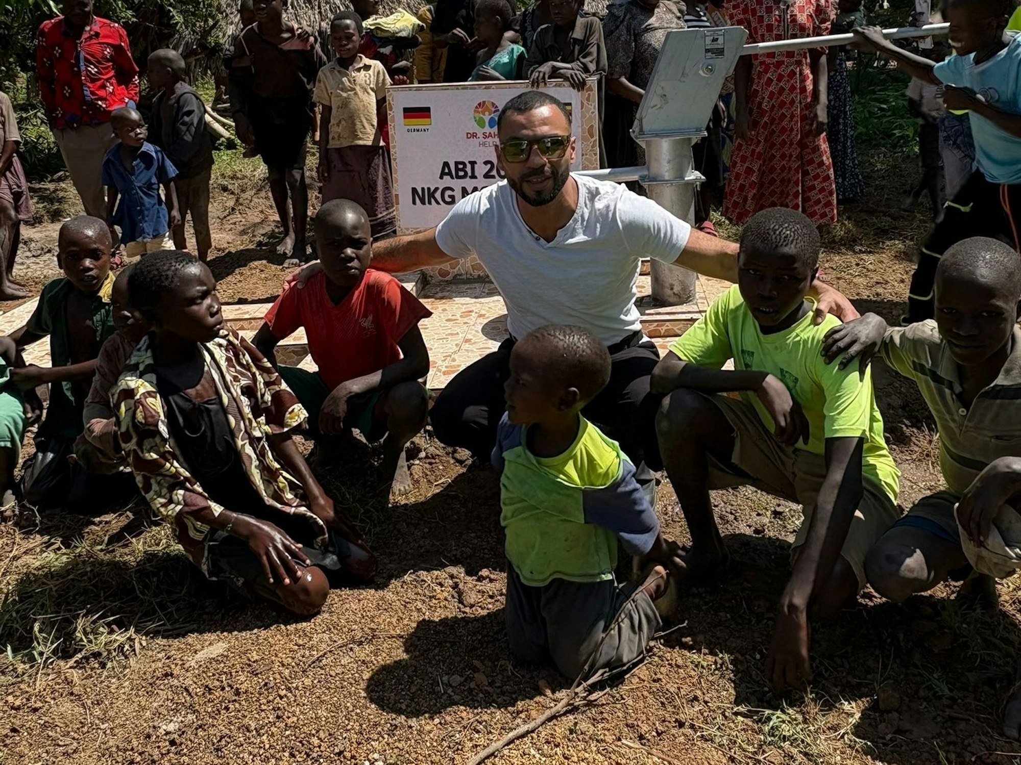 Maurice Weber bei der Brunneneröffnung in Uganda.