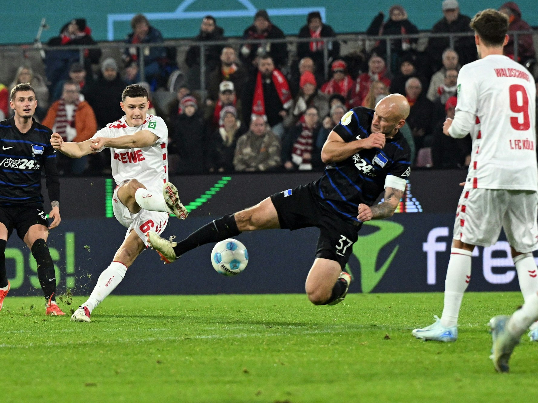 Toni Leistner blockt einen Schuss von Eric Martel.