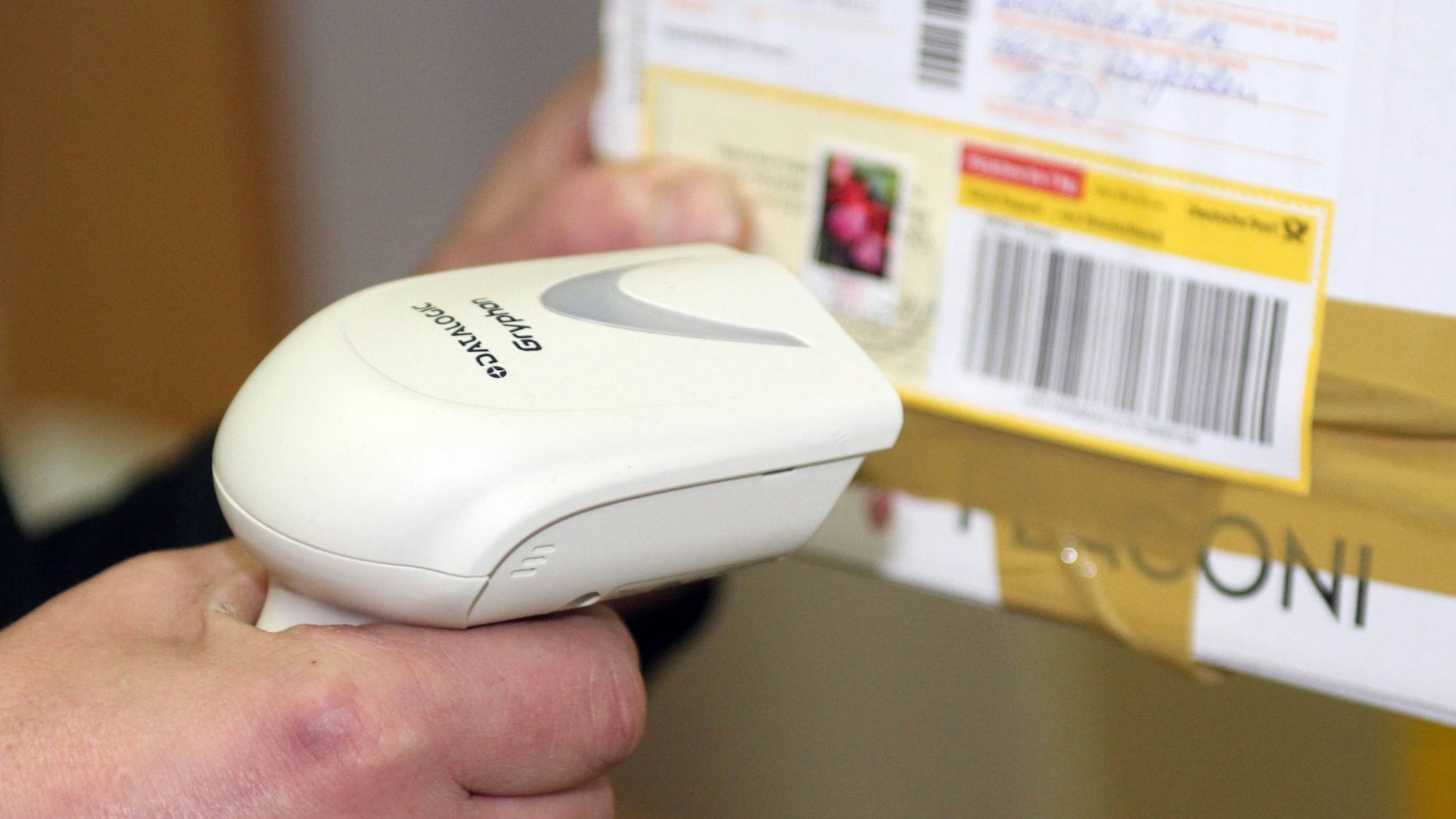 Eine Frau scannt ein Paket.