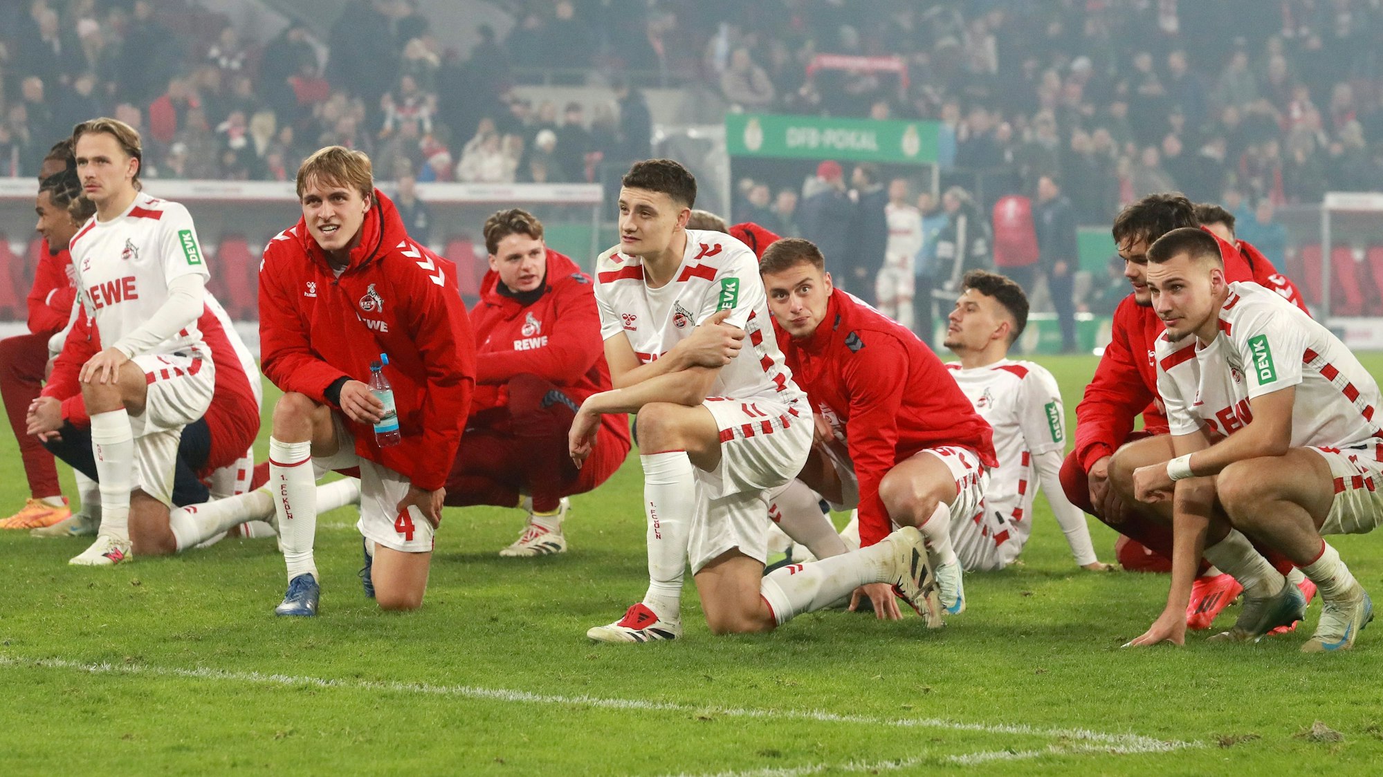 Die Profis des 1. FC Köln nach dem Spiel gegen Hertha vor der Südtribüne.