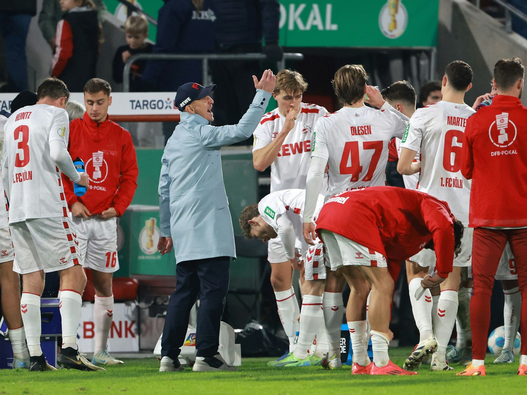 Gerhard Struber ruft seine Spieler zusammen.