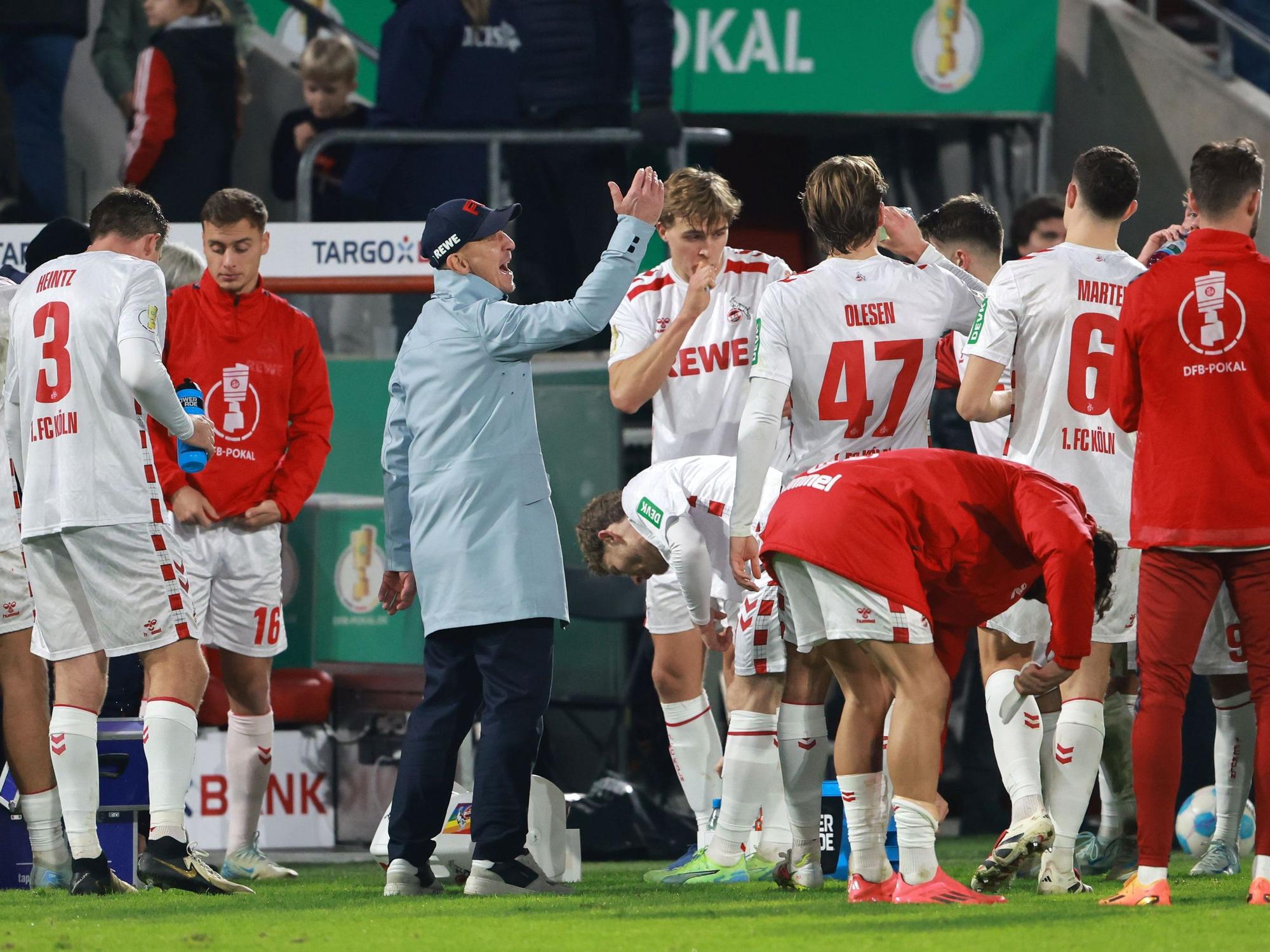 Gerhard Struber ruft seine Spieler zusammen.