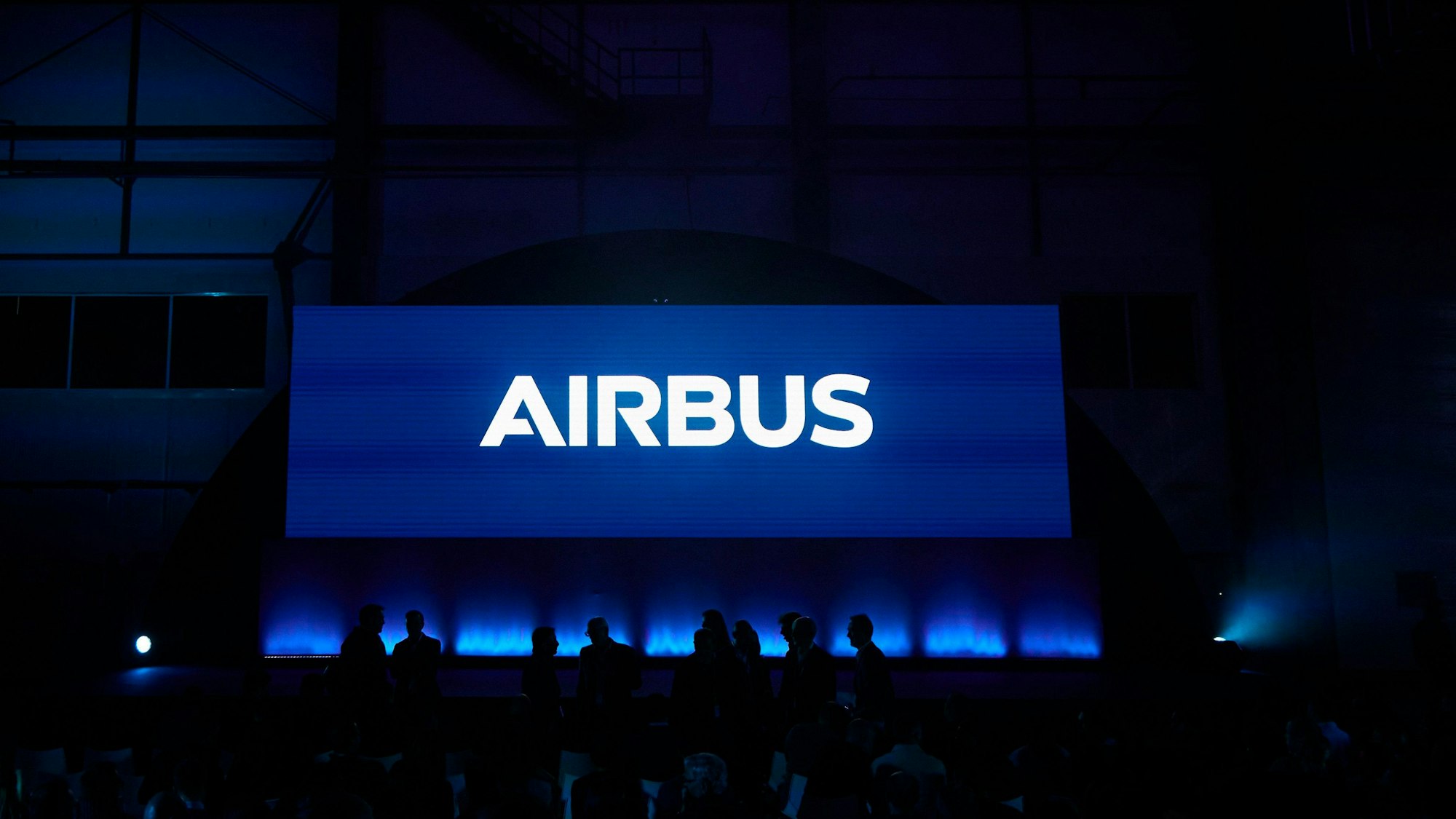 Das Airbus-Logo ist während einer Präsentation zu sehen.