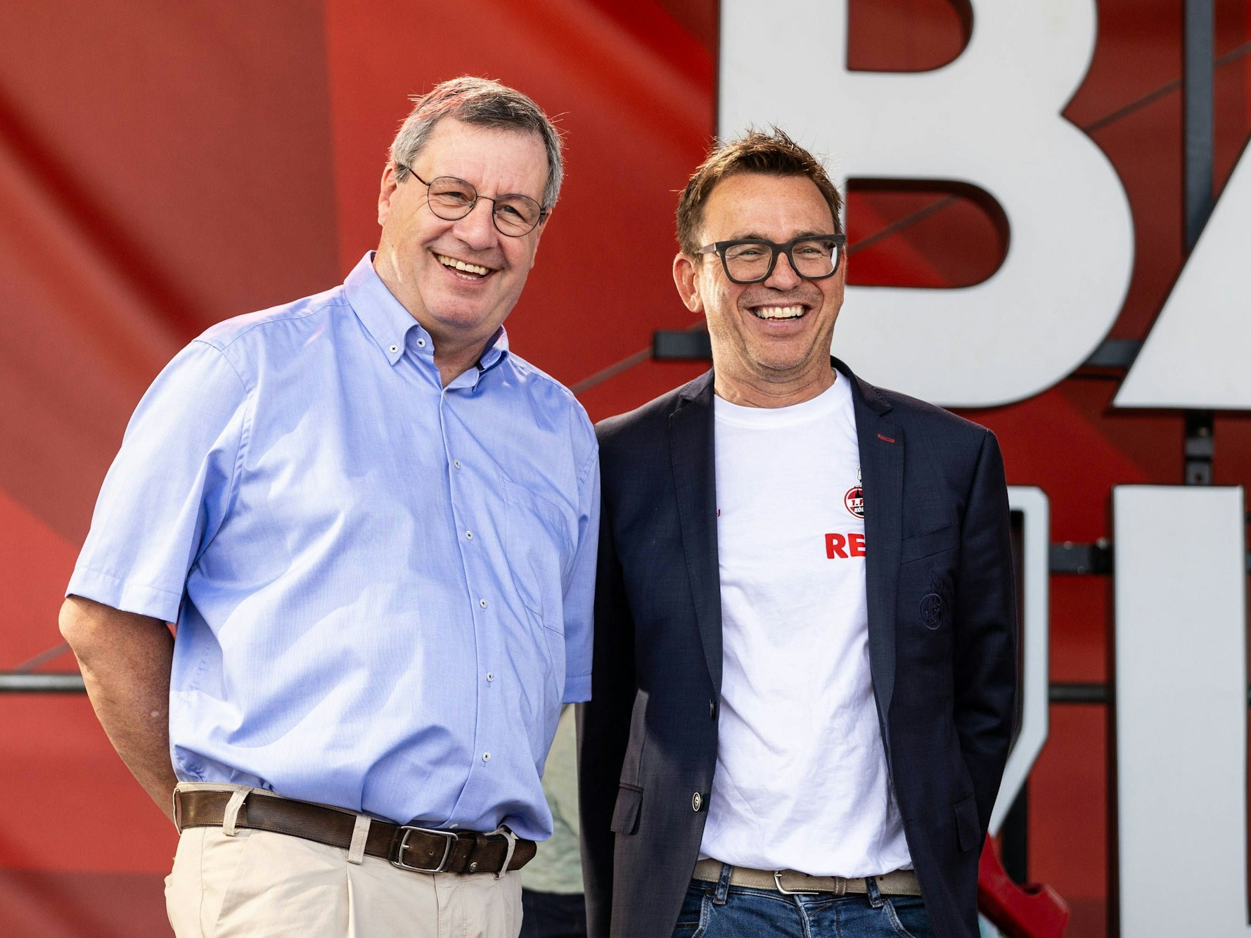 Markus Rejek und Dr. Werner Wolf lächeln beim FC-Familientag in die Kamera.