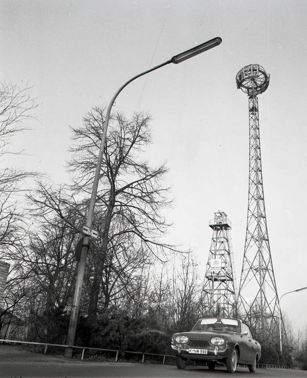 Der Ford-Turm (r.) neben dem Messebrunnen 3 im Rheinpark.