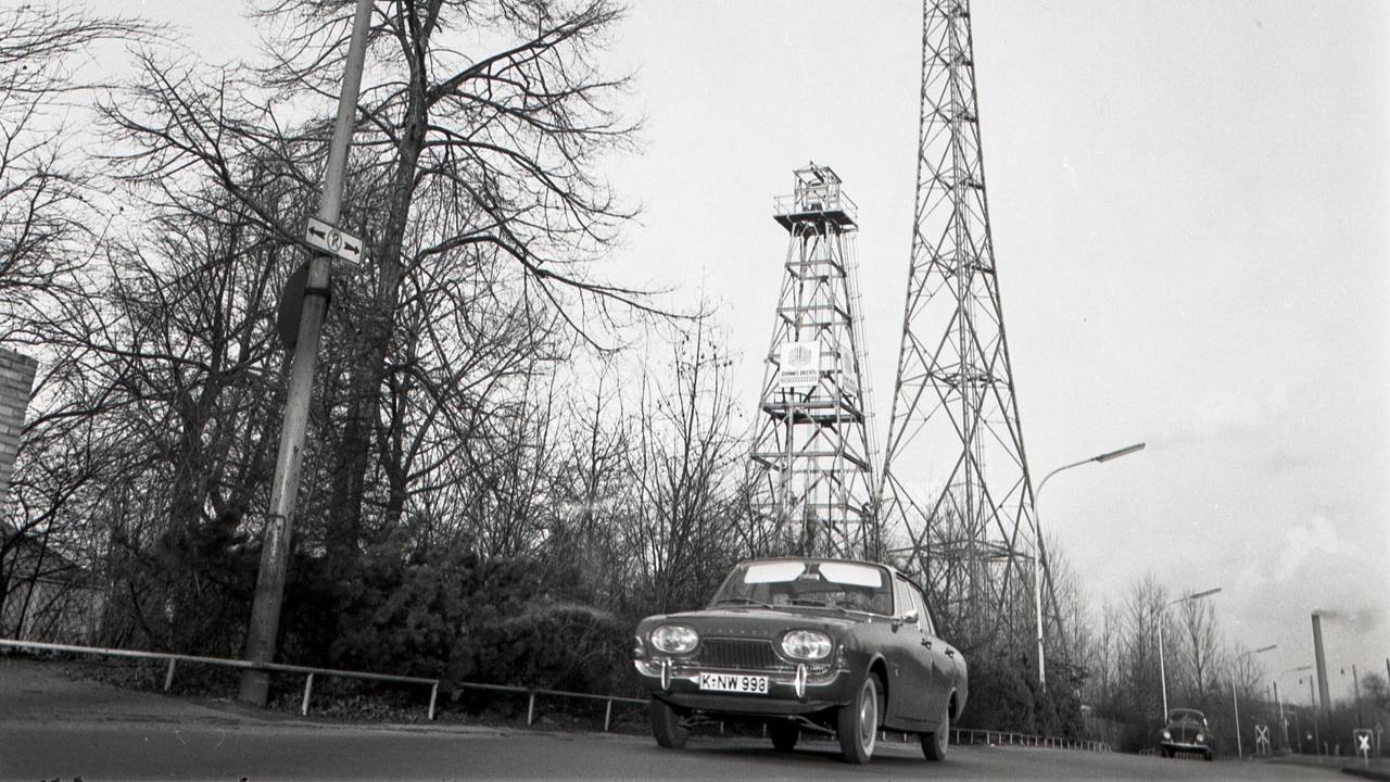 Der Ford-Turm (r.) neben dem Messebrunnen 3 im Rheinpark.