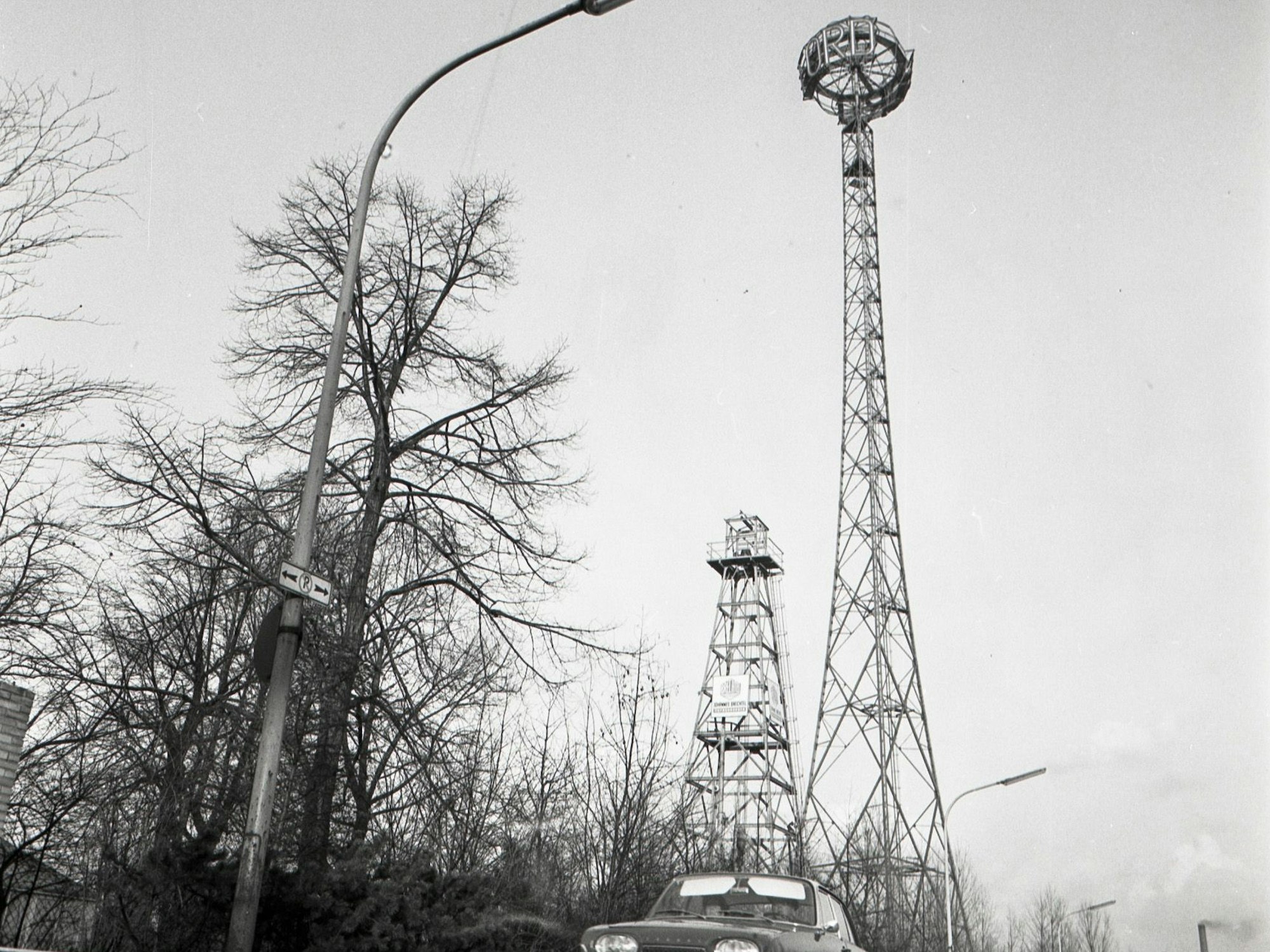 Der Ford-Turm (r.) neben dem Messebrunnen 3 im Rheinpark.