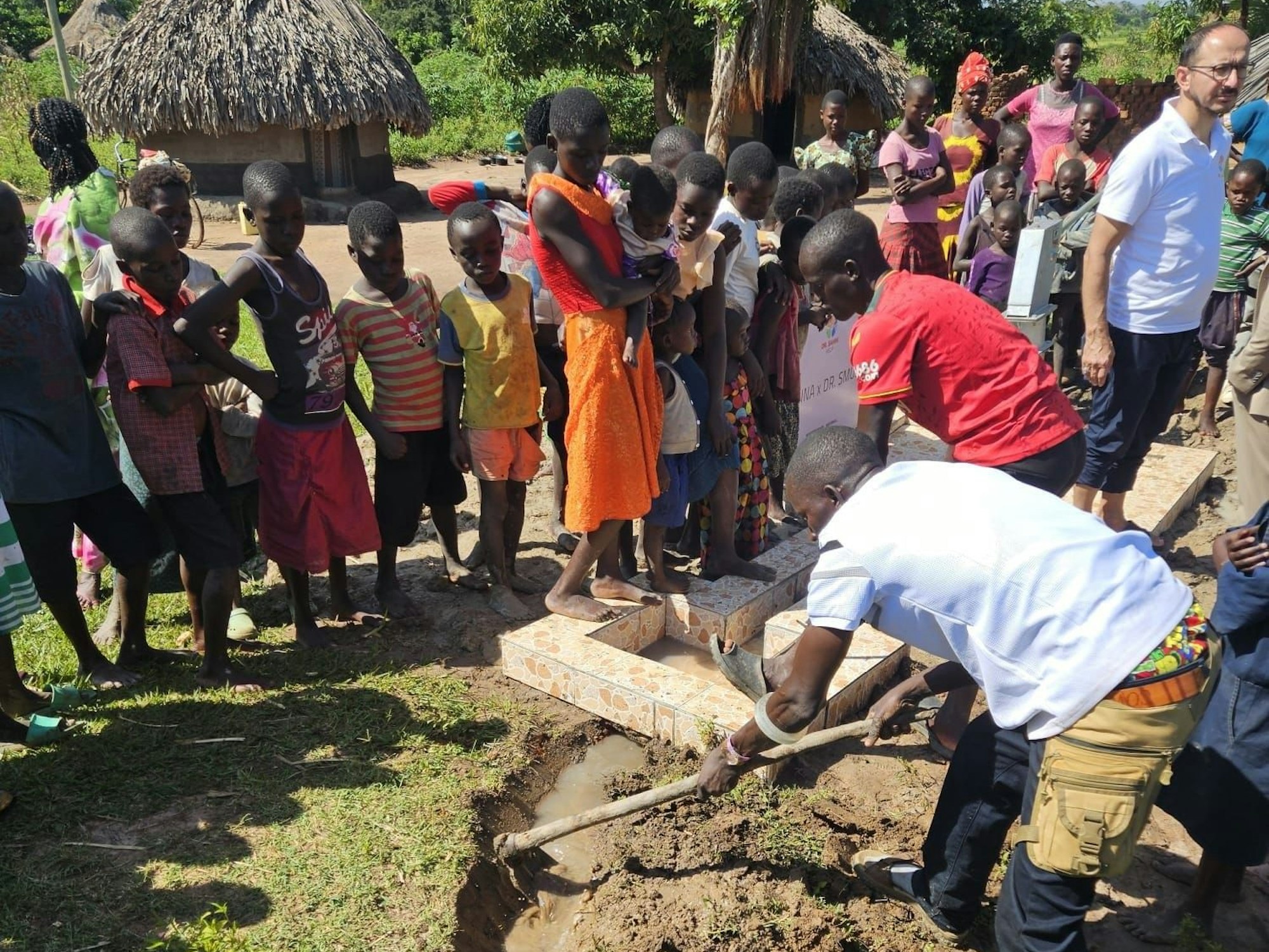 Aufbau neuer Wasserbrunnen in Uganda.