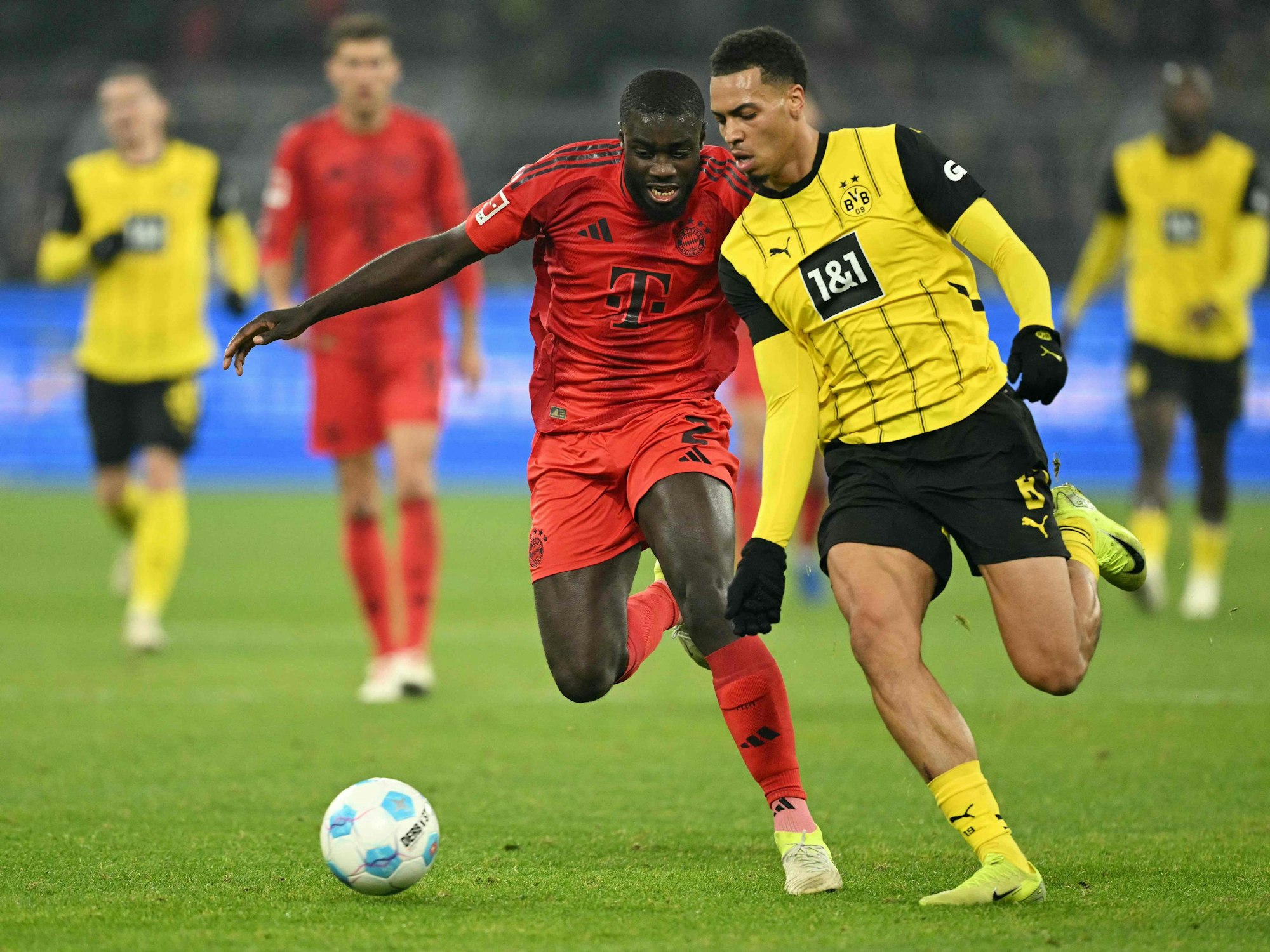 Dayot Upamecano (l.) und Felix Nmecha im Zweikampf.