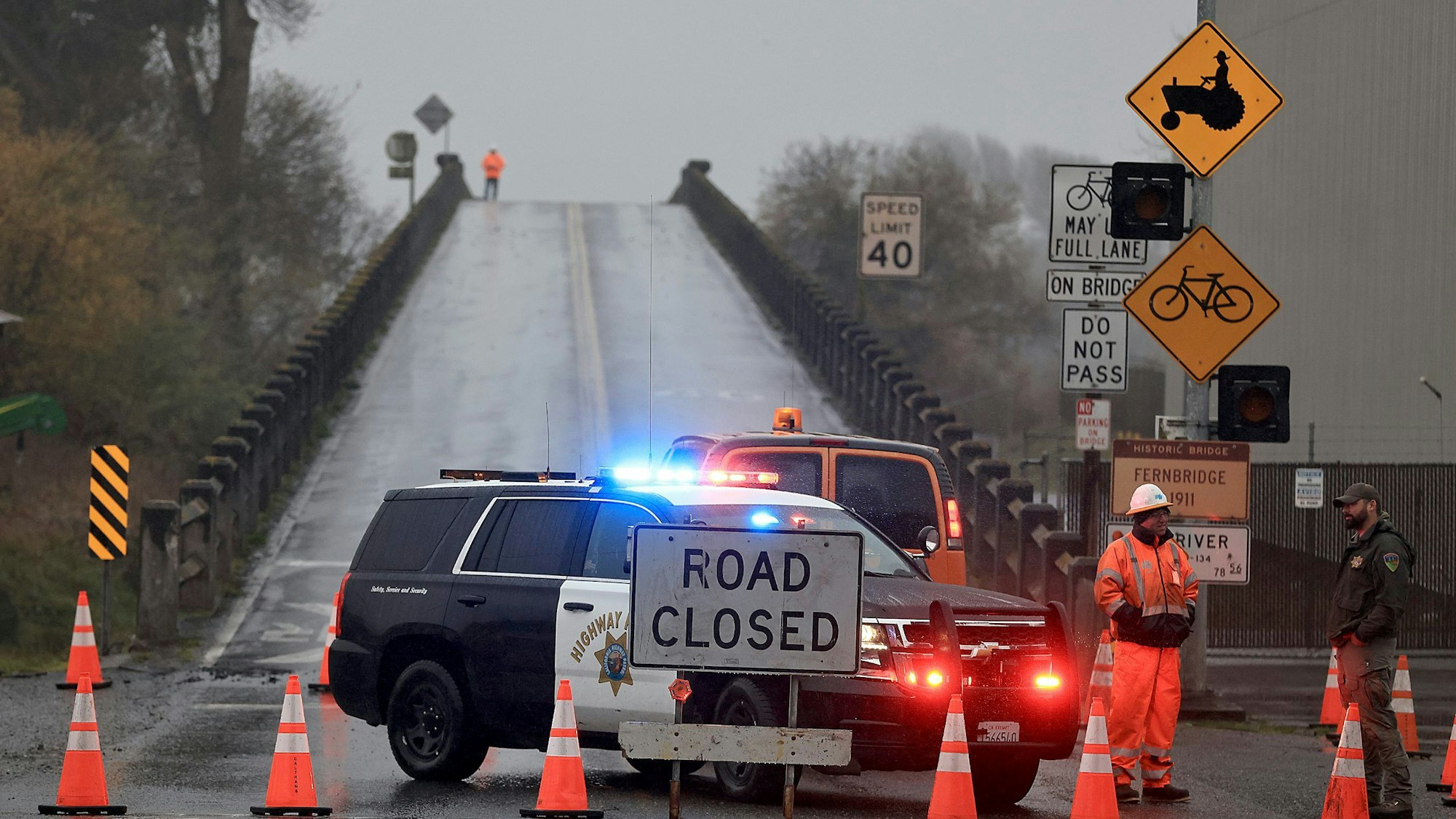 Caltrans-Arbeiter inspizieren die Fernbridge, die Hauptverkehrsader, die Ferndale mit dem Eel River verbindet, nach einem Erdbeben in der Nähe von Fortuna (Symbolfoto von Dezember 2022).