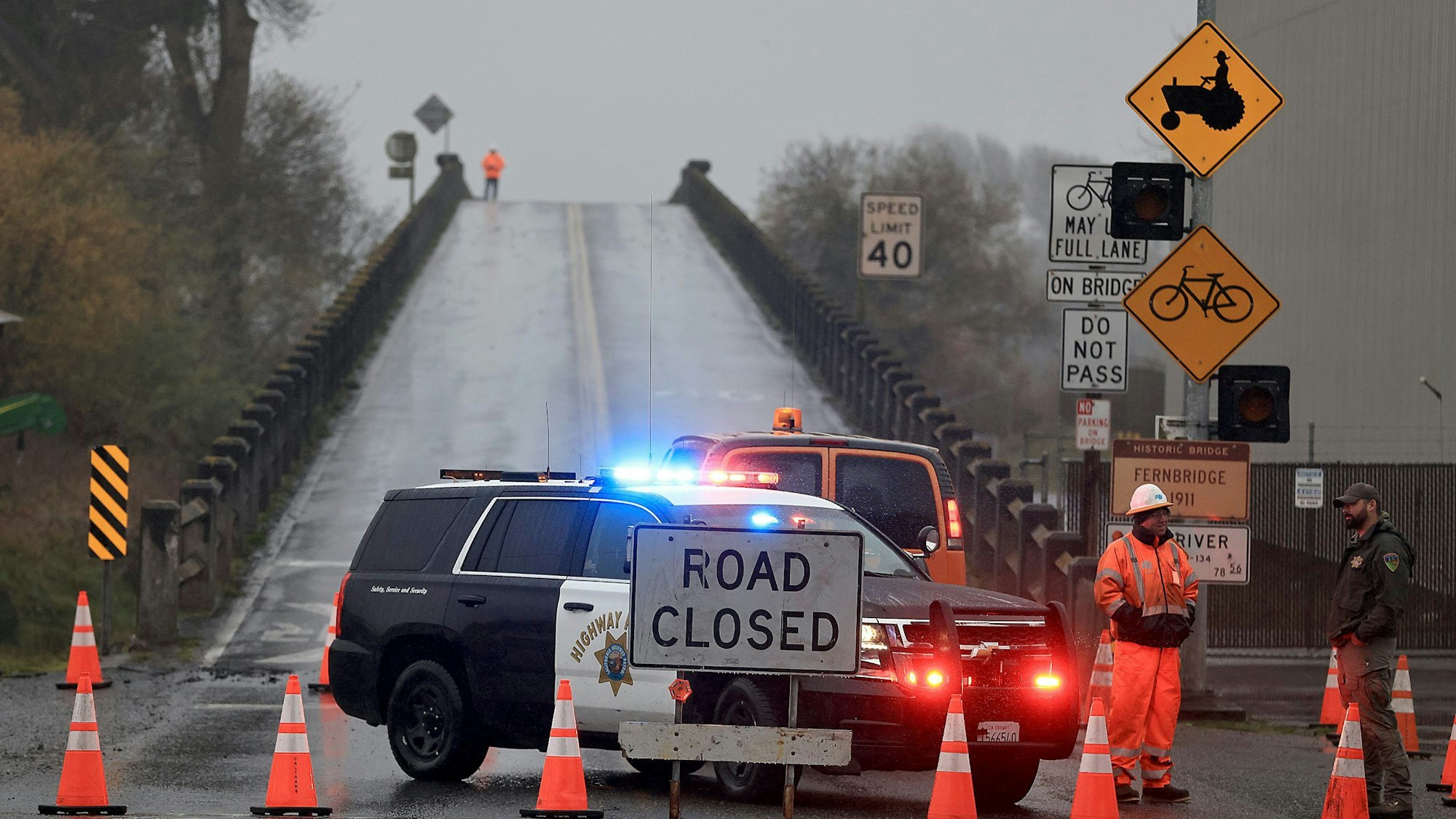 Caltrans-Arbeiter inspizieren die Fernbridge, die Hauptverkehrsader, die Ferndale mit dem Eel River verbindet, nach einem Erdbeben in der Nähe von Fortuna (Symbolfoto von Dezember 2022).