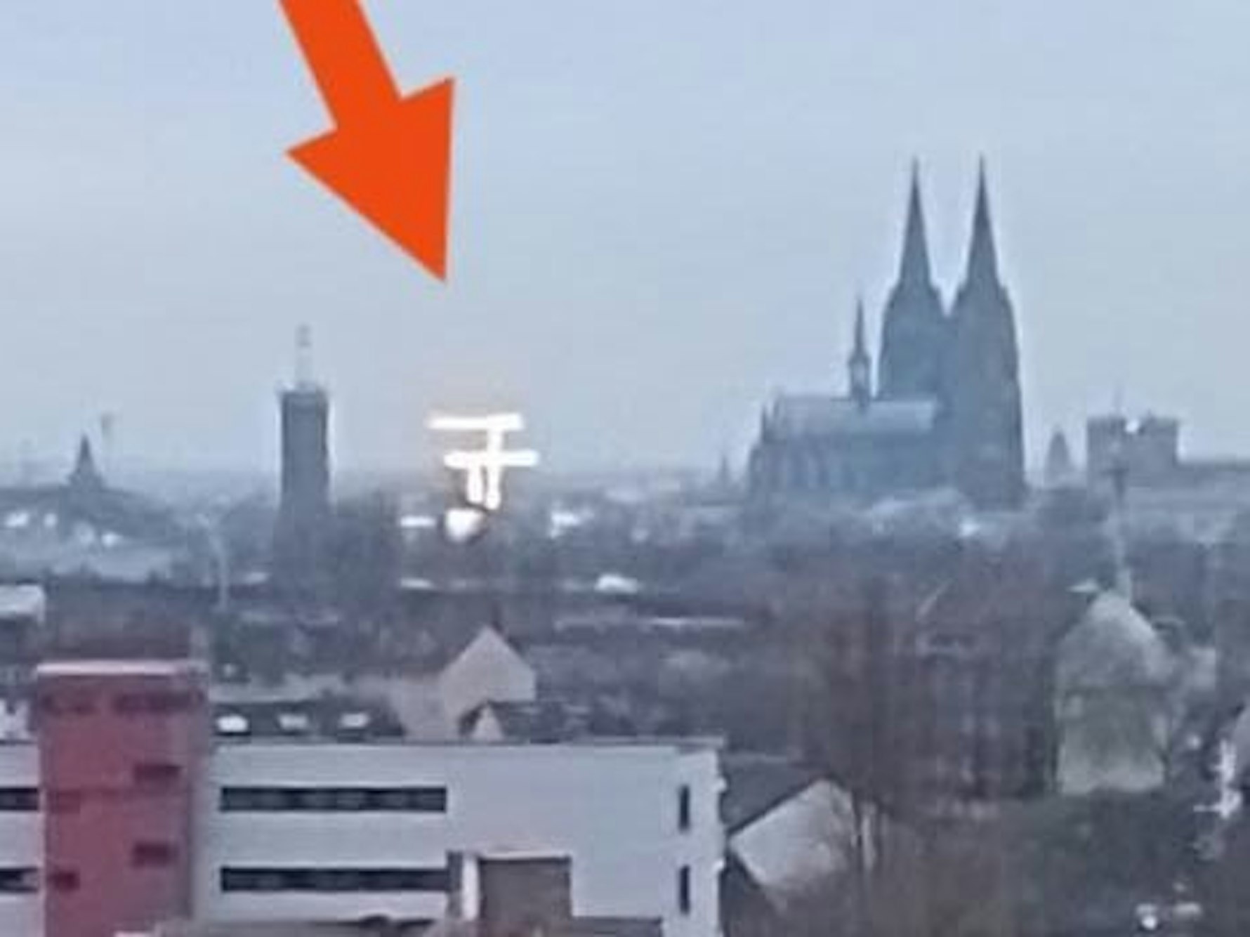 Der Kölner Dom, daneben sind zwei leuchtende Objekte zu erkennen.