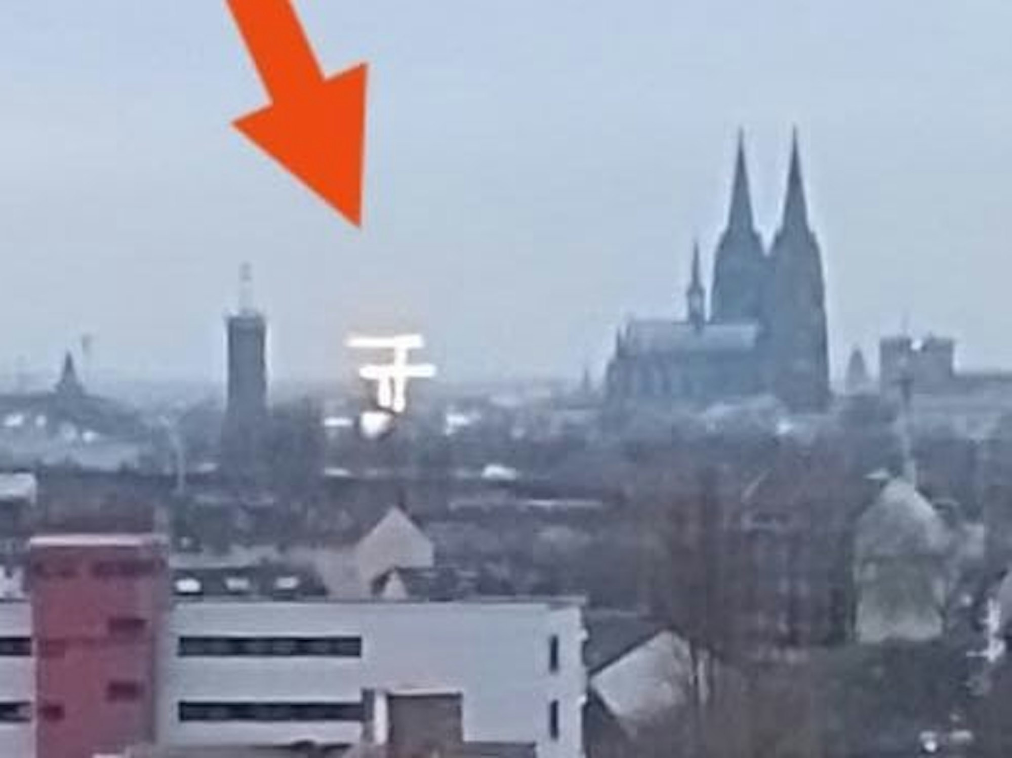 Der Kölner Dom, daneben sind zwei leuchtende Objekte zu erkennen.