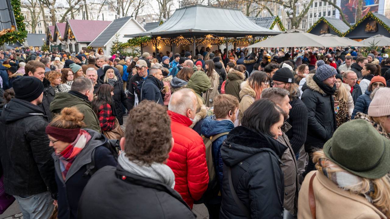 Viele Menschen stehen dicht an dicht auf dem Weihnachtsmarkt am Kölner Neumarkt.