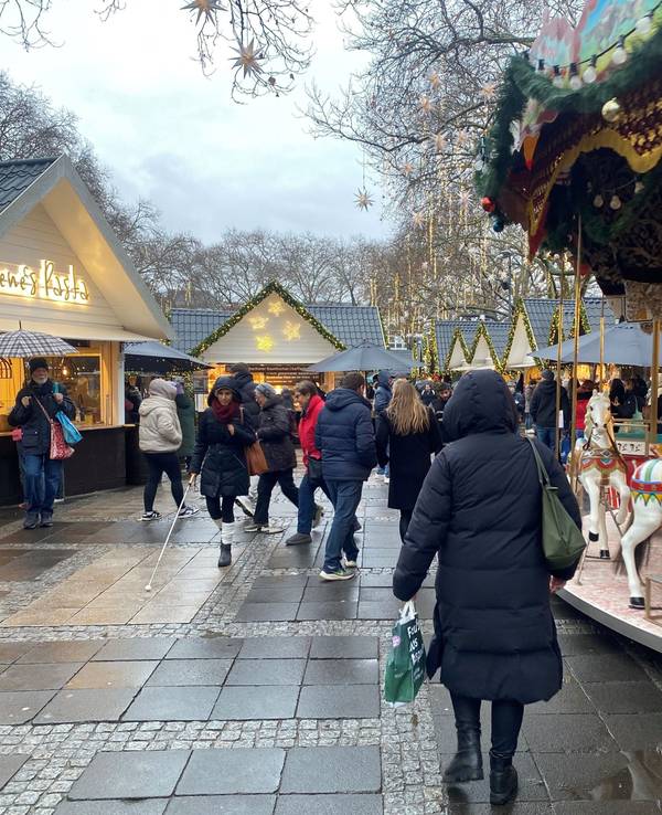 Menschen gehen über den Markt der Engel, den Weihnachtsmarkt am Kölner Neumarkt.