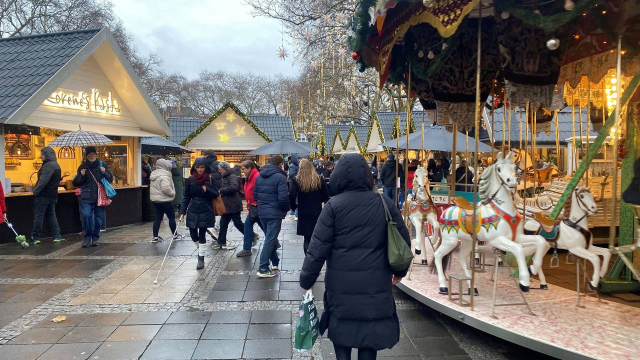 Menschen gehen über den Markt der Engel, den Weihnachtsmarkt am Kölner Neumarkt.