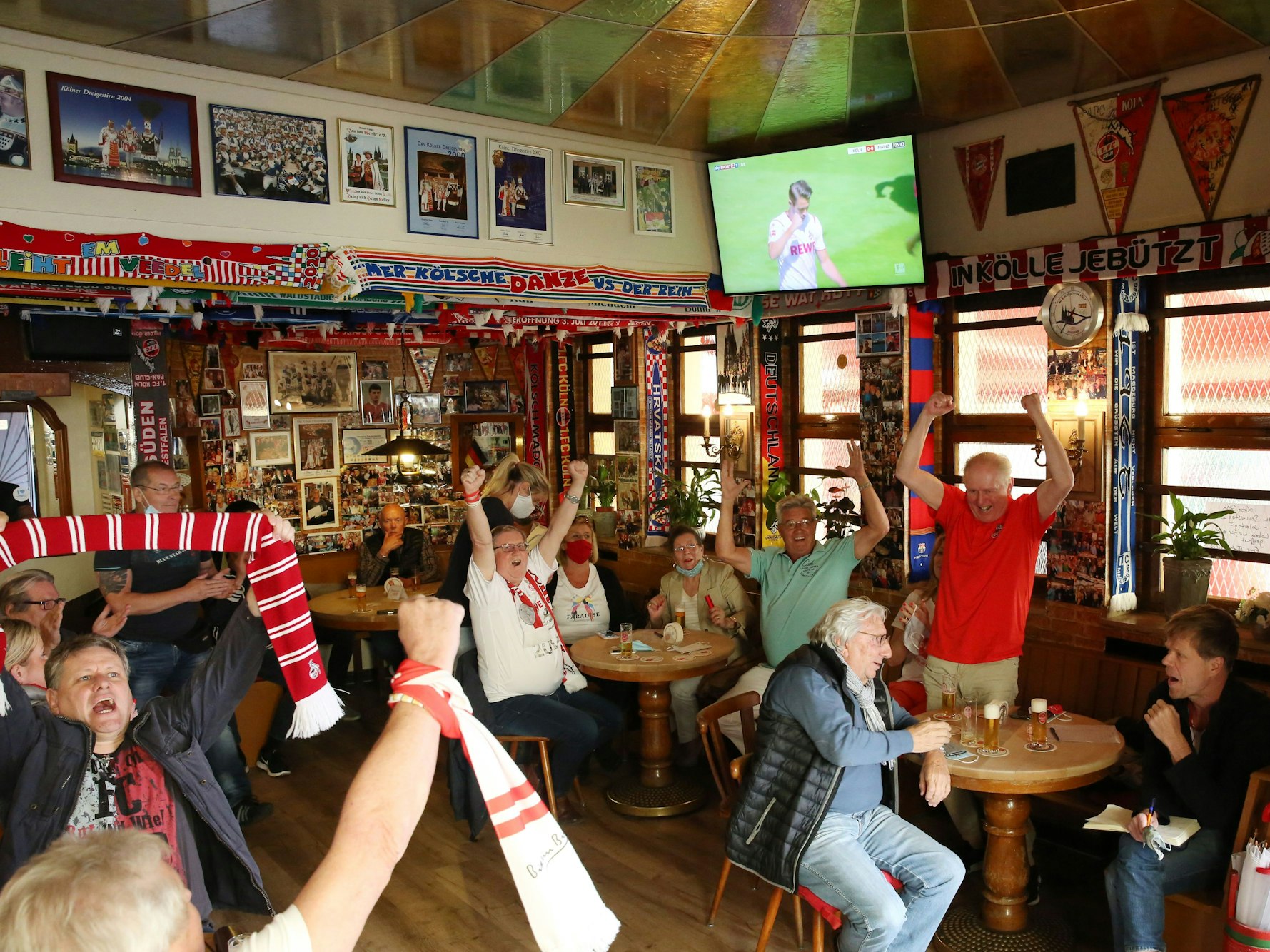 Fußball-Fans verfolgen ein FC-Spiel im „Thiebolds Eck“.